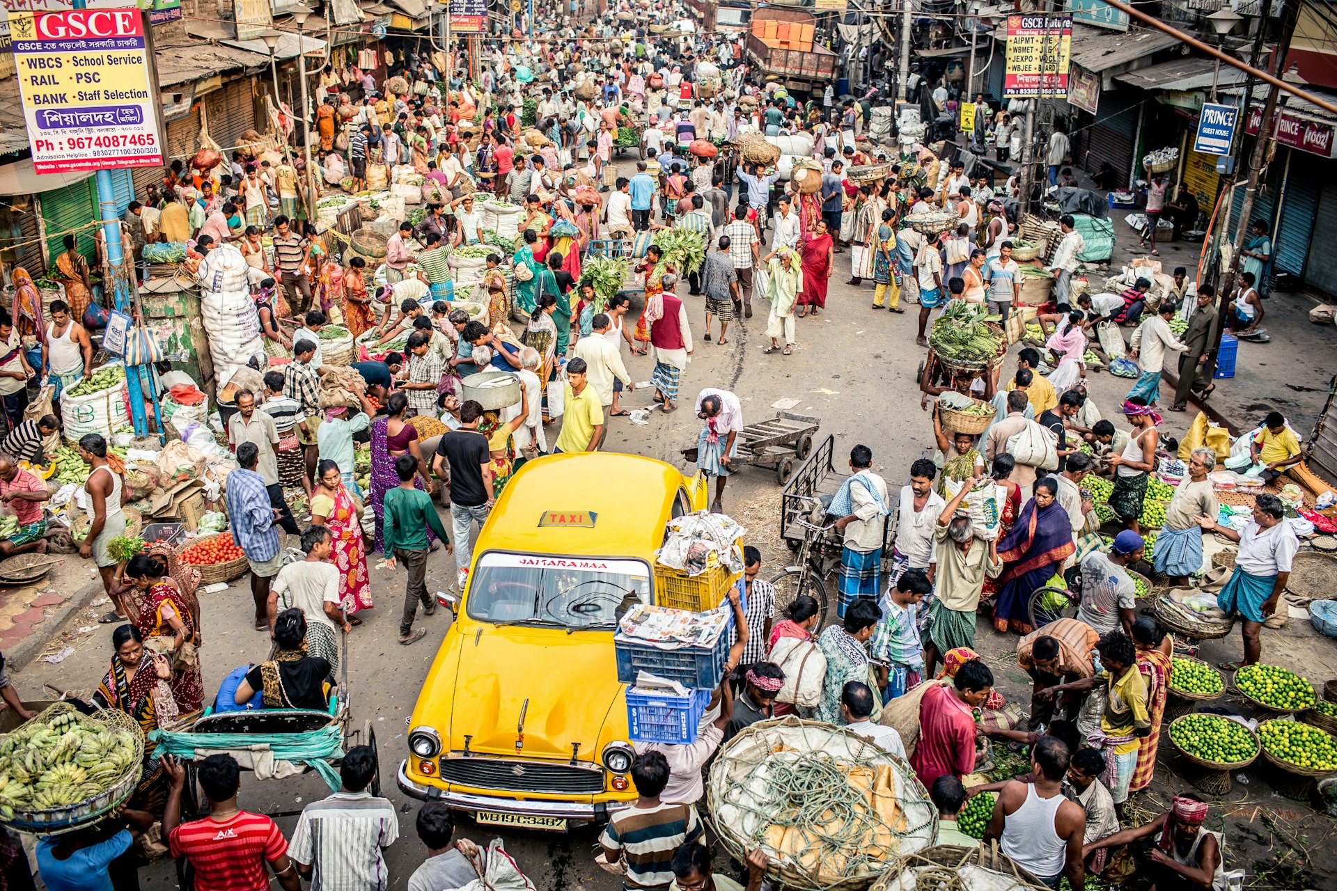 Busy scenes at one of Kolkata's largest food markets © Gavin Quirke / Getty Images