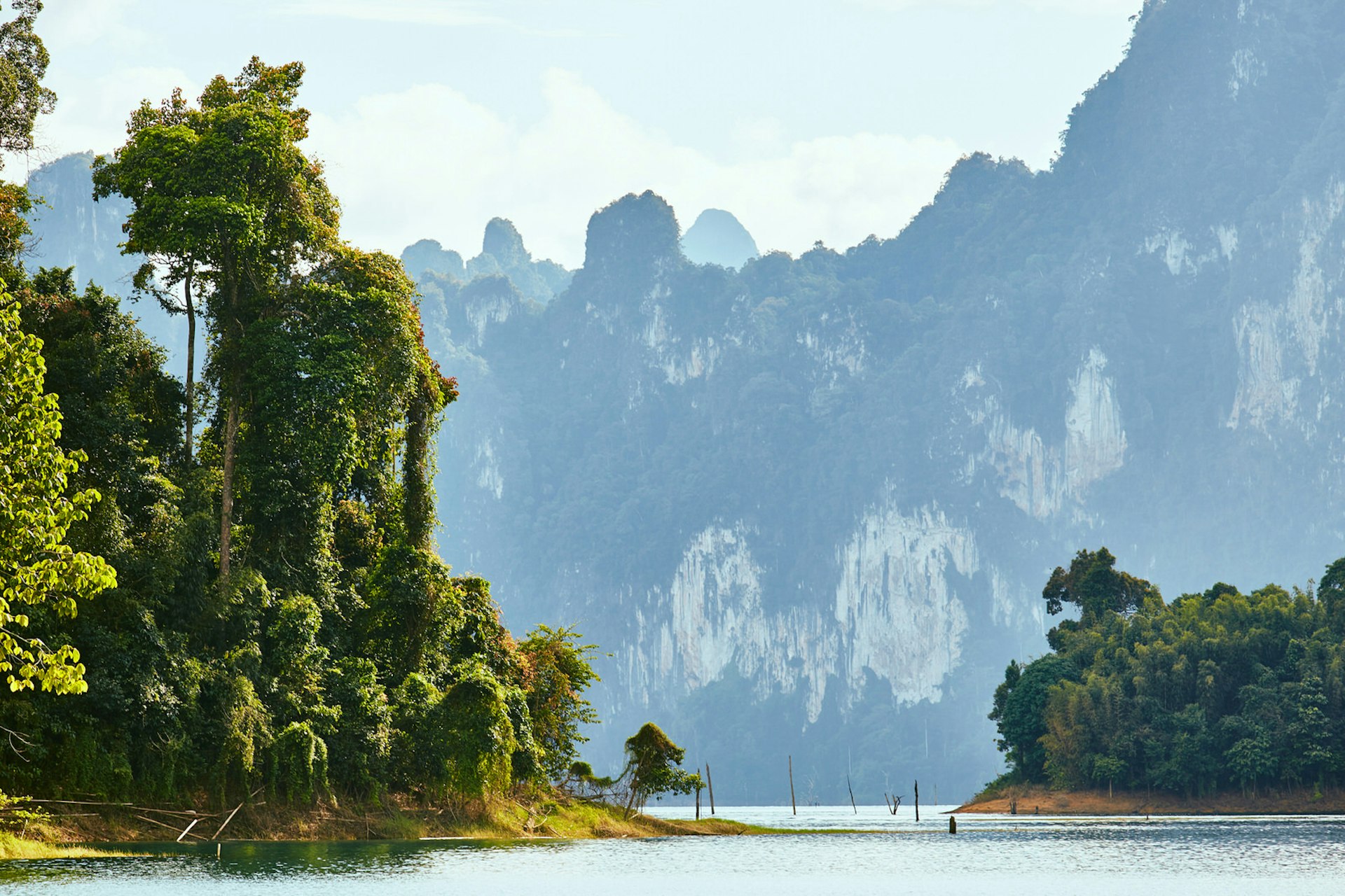 Picturesque view of surrounding rainforest and placid water of Chiaw Lan Lake © Martijn Senders / EyeEm / Getty Images