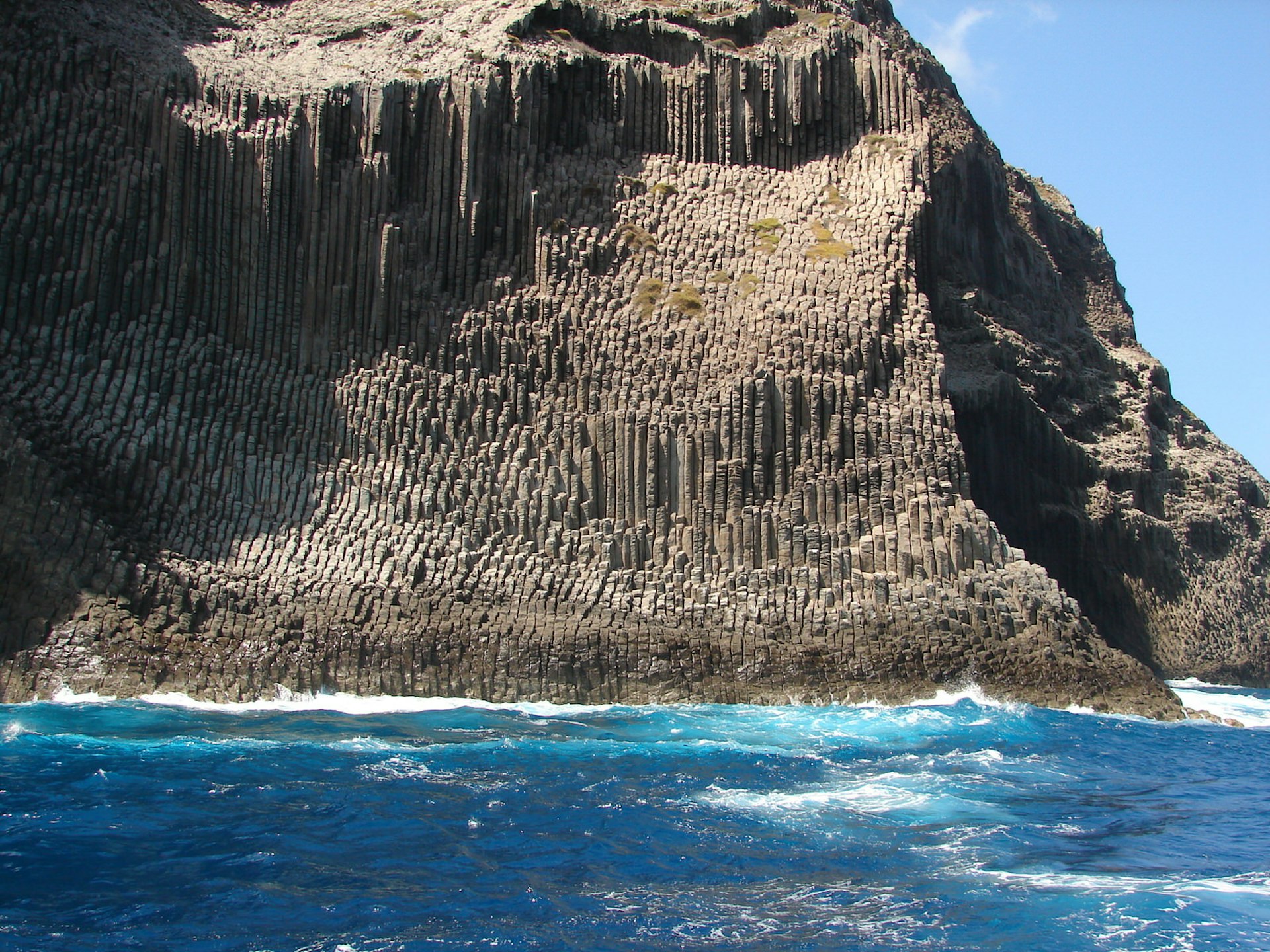 The basalt columns of Los Órganos can only be appreciated from the sea © Jens Teichmann / Shutterstock