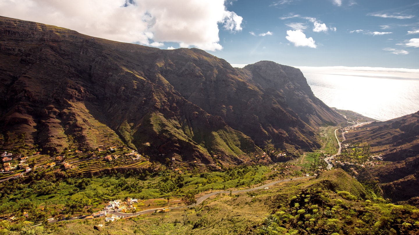 The lush green gorge of Valle Gran Rey © RossHelen / Shutterstock