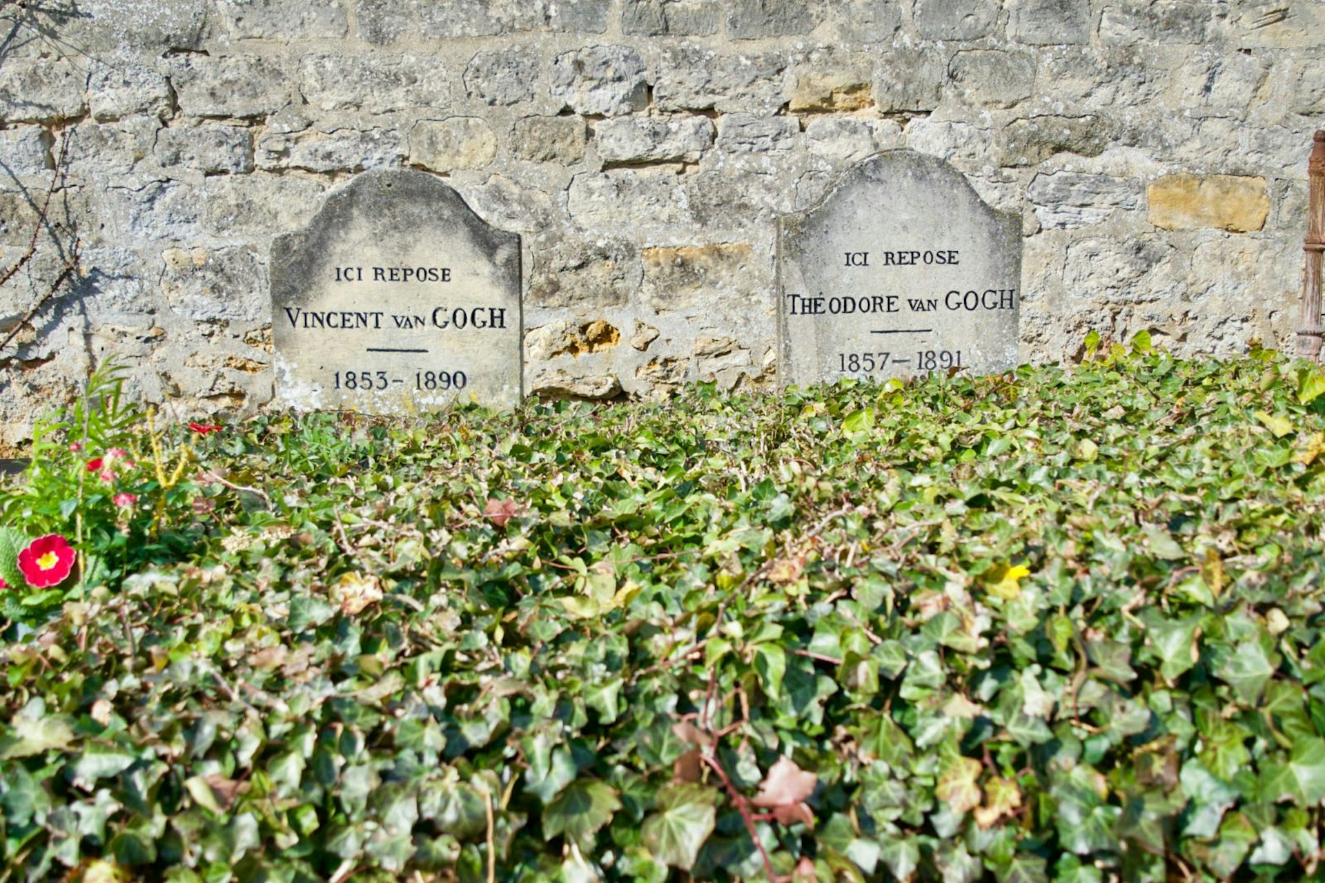 The graves of Vincent van Gogh and his brother Theo sat next to one another at the Cemetery, Auvers-sur-Oise in France © Janine Eberle / Lonely Planet
