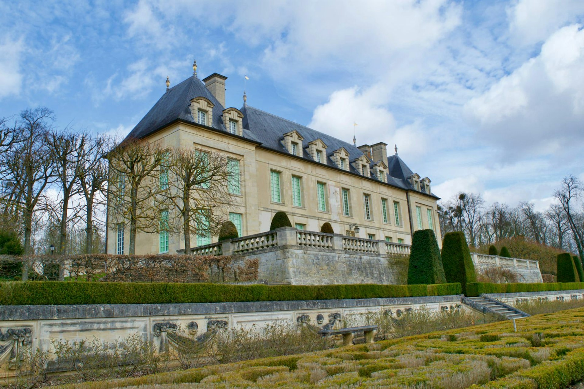 The 17th-century Château d’Auvers-sur-Oise and its landscaped gardens at Auvers-sur-Oise, France © Janine Eberle / Lonely Planet