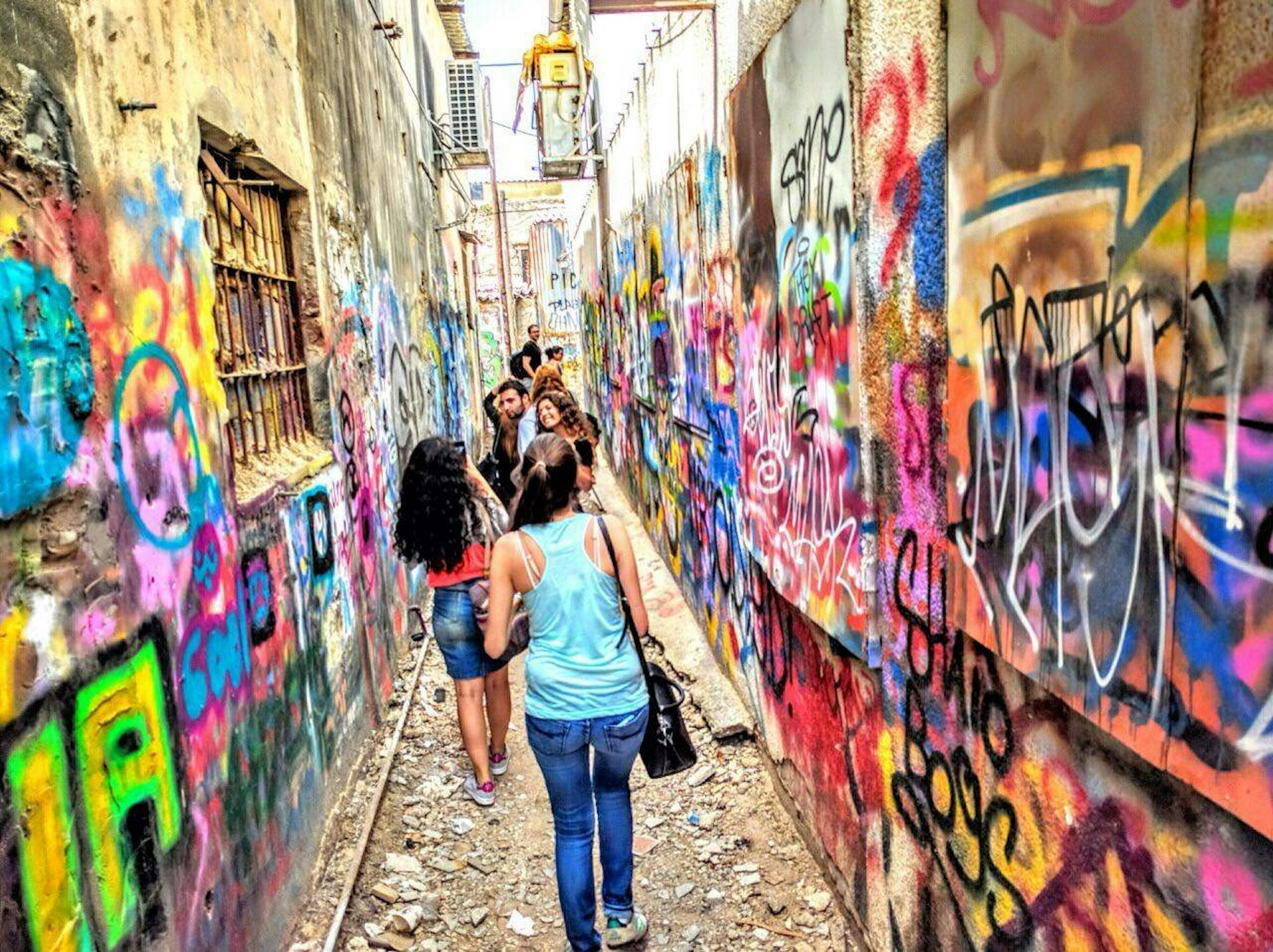 Graffiti tour in Tel Aviv alley. Image by Grafitiyul