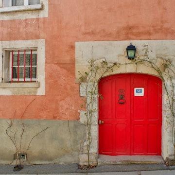 The red-doored and red-walled home of painter Charles-François Daubigny at Auvers-sur-Oise, France © Janine Eberle / Lonely Planet