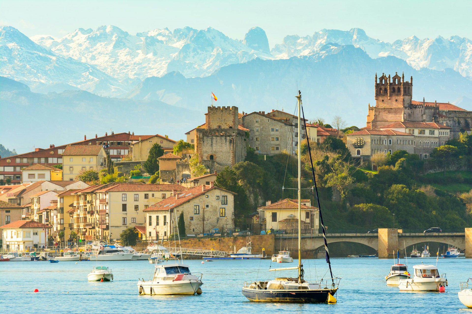 San Vicente de la Barquera, with the snow-capped Picos de Europa behind it © Jon Chica / Shutterstock