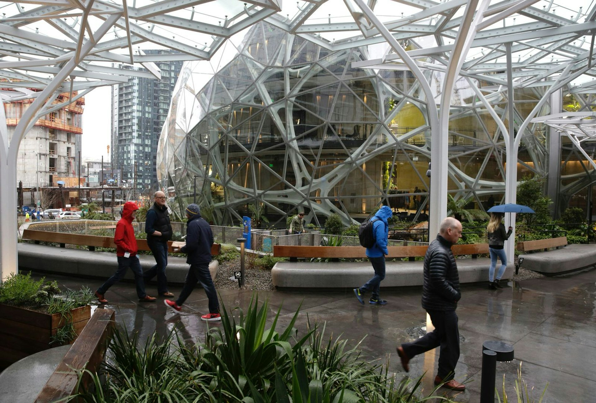 People take a tour during the grand opening of the Amazon Spheres, in Seattle © Jason Redmond/AFP/Getty Images 