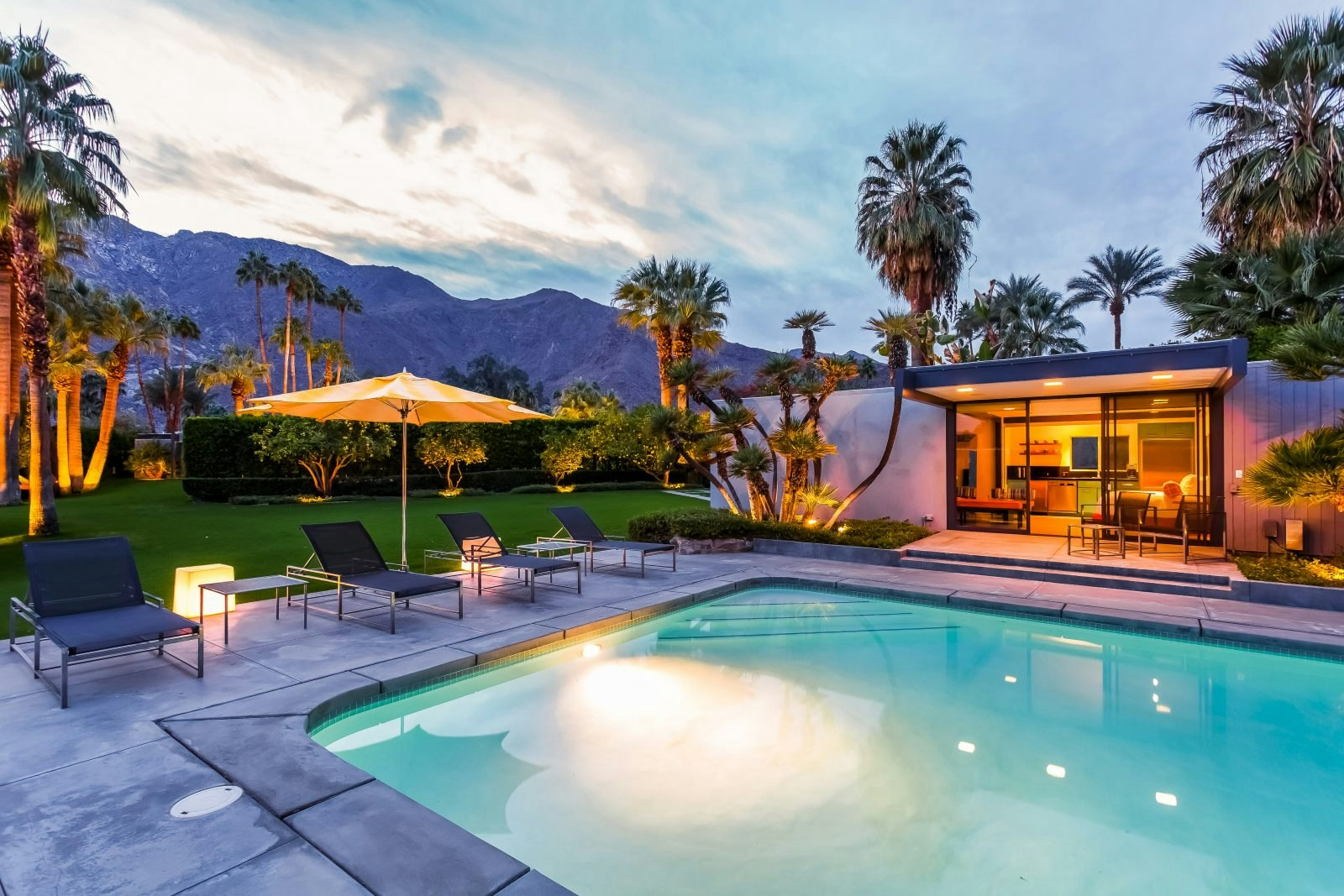 The back of the house and swimming pool at the Wexler-designed Dinah Shore House in Palm Springs, California © Palm Springs Bureau of Tourism
