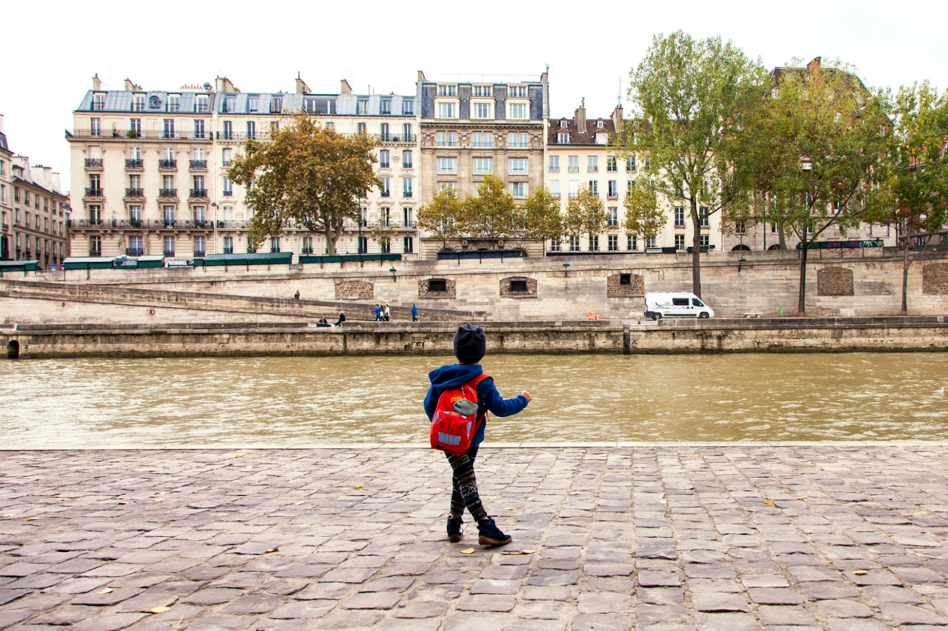 A young child looking at the Seine, Paris © Museimage / Getty