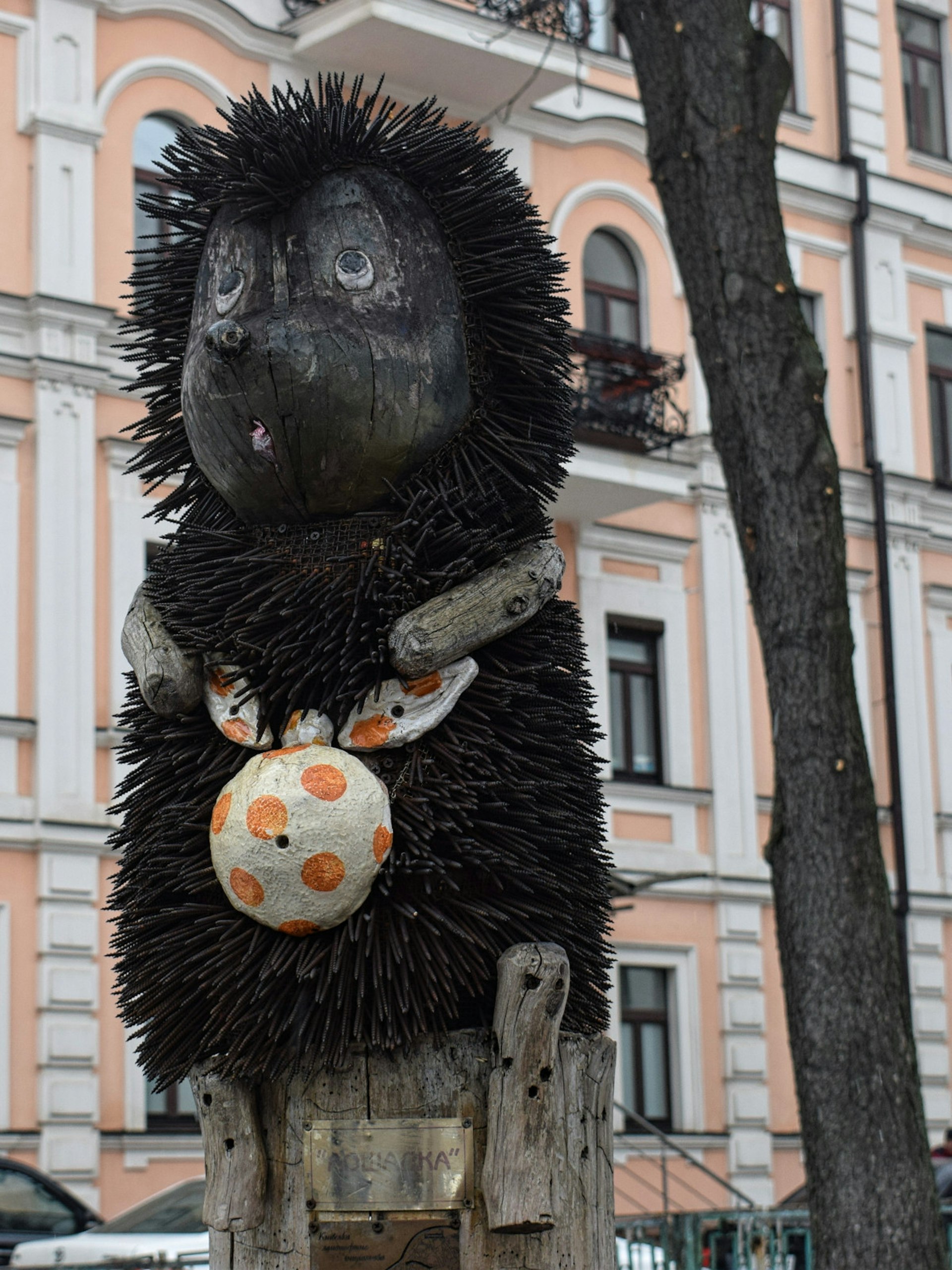 The statue of Hedgehog in the Fog, made of wood and nails © Pavlo Fedykovych / Lonely Planet