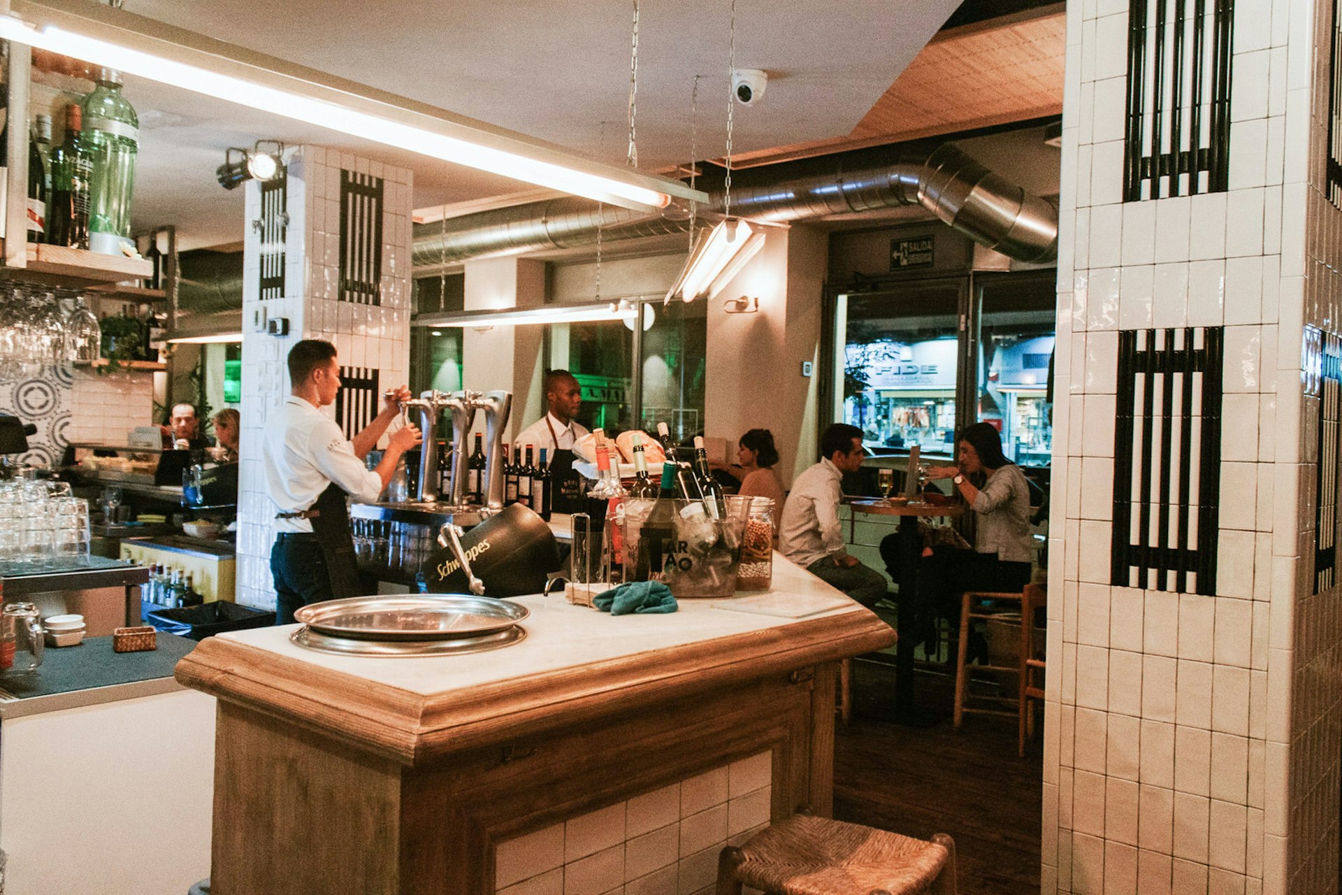 The main counter at La Malcriada, Calle Ponzano