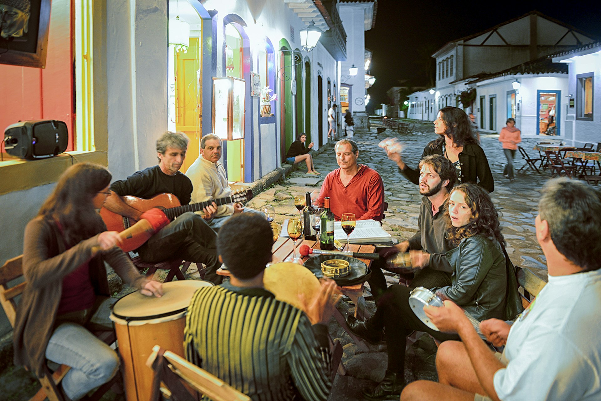 People drink wine and play music in the streets of Paraty © Christian Heeb / Getty Images