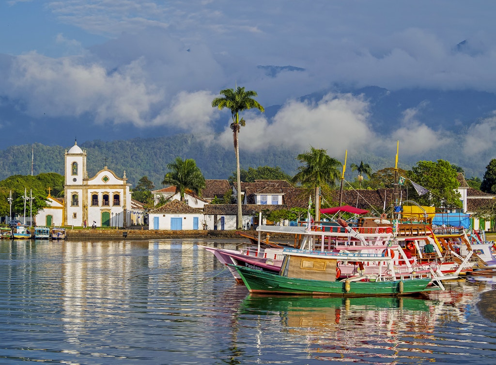Features - Brazil, State of Rio de Janeiro, Paraty, Colorful harbor and Santa Rita Church