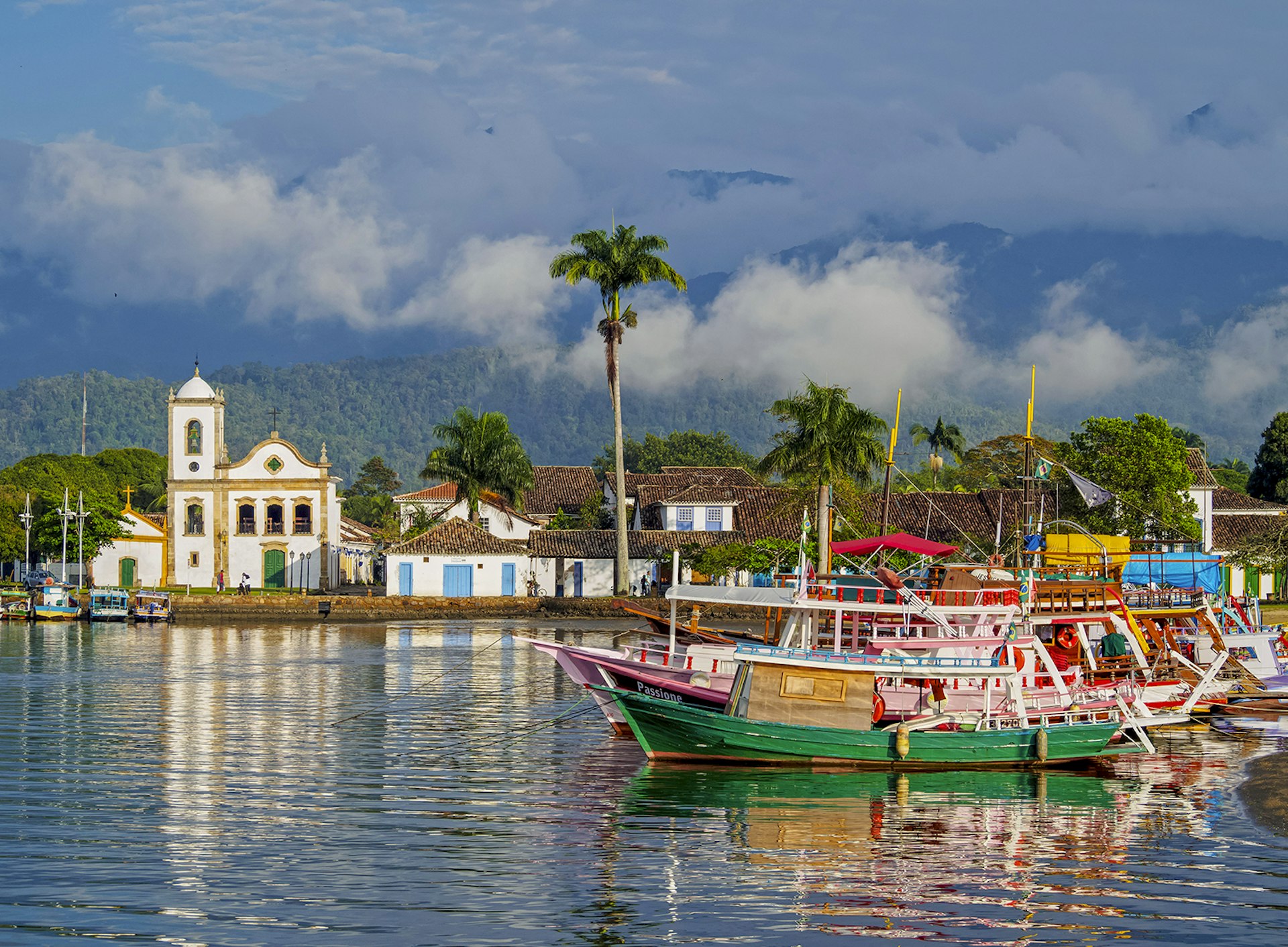 A boat passes by Paraty
