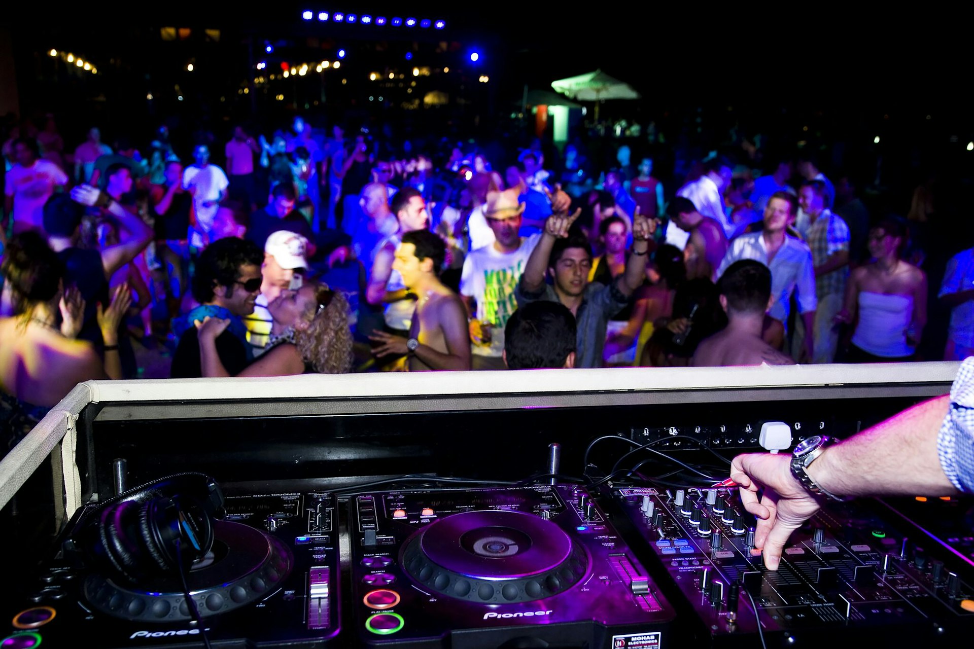 DJ playing music at a club © Diverse Images / UIG / Getty Images