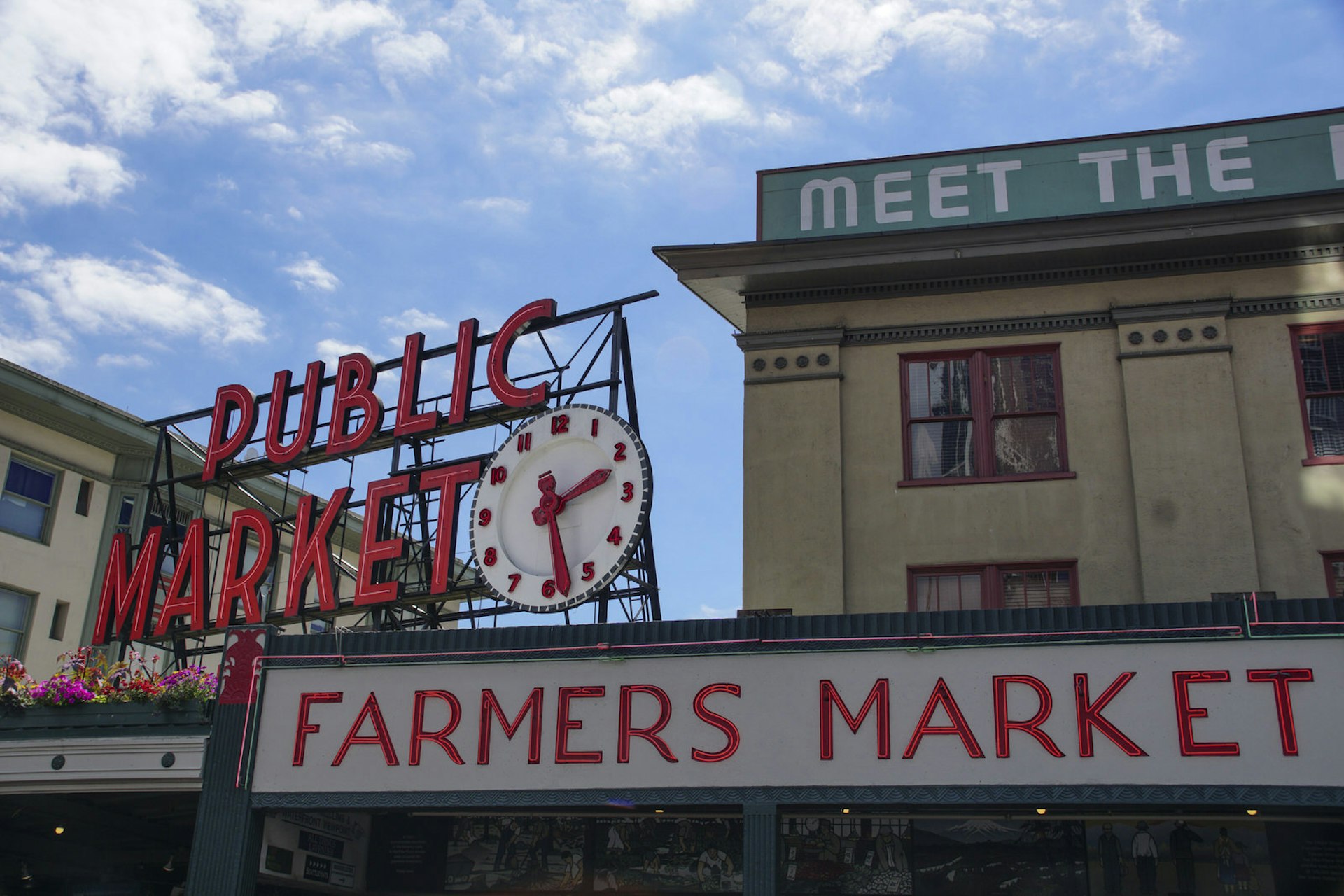 Pike Place Market in downtown Seattle Washington on a clear sunny day © Bkamprath / Getty Images