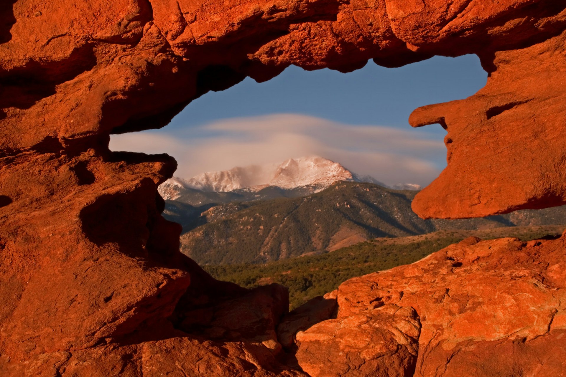 Framing up a cloudy Pikes Peak from the Siamese Twins Rock Formation at Garden of the Gods, Colorado © Ronda Kimbrow / Getty Images