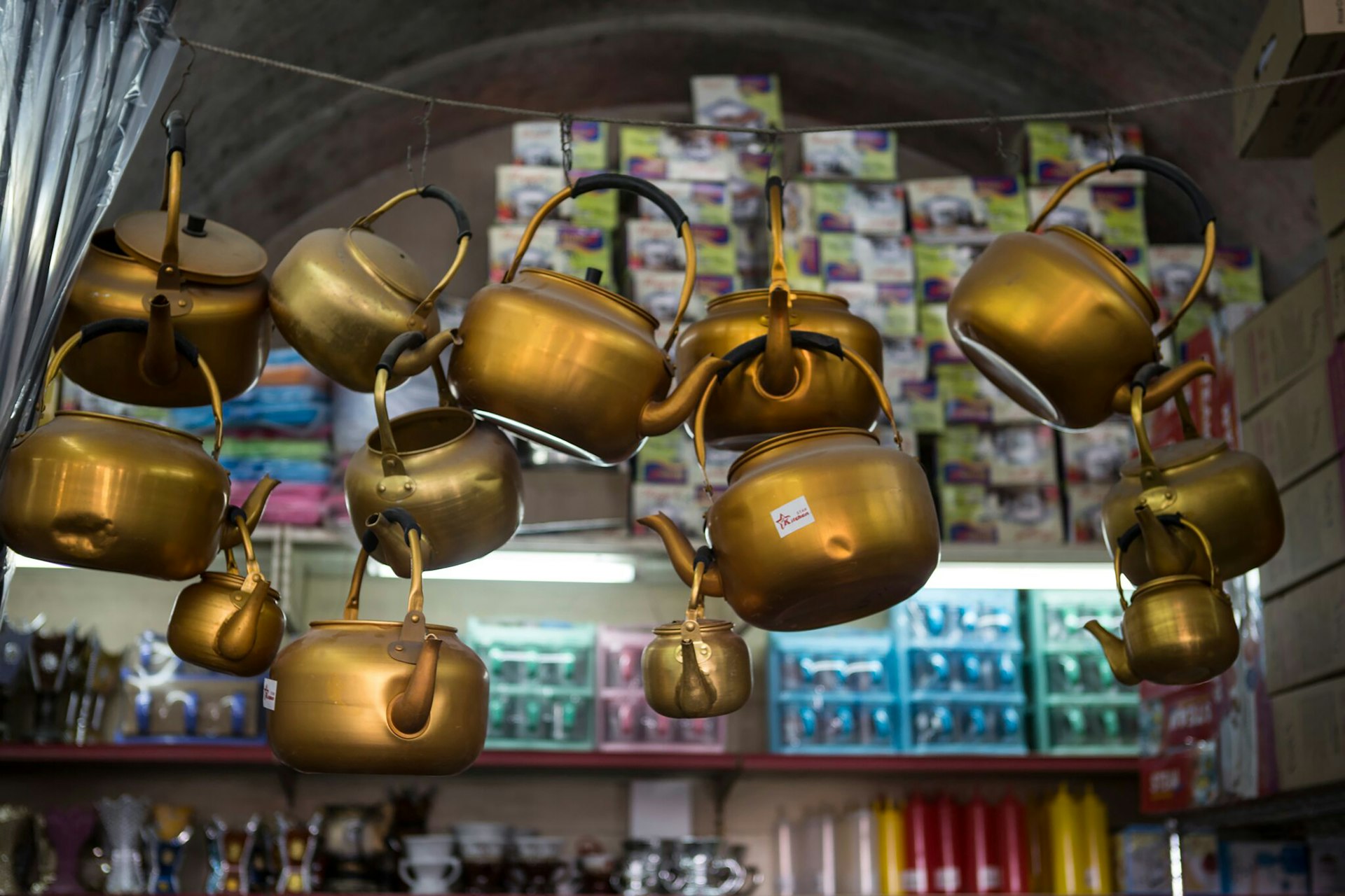 Teapots at the market © Matilde Gattoni / Getty Images