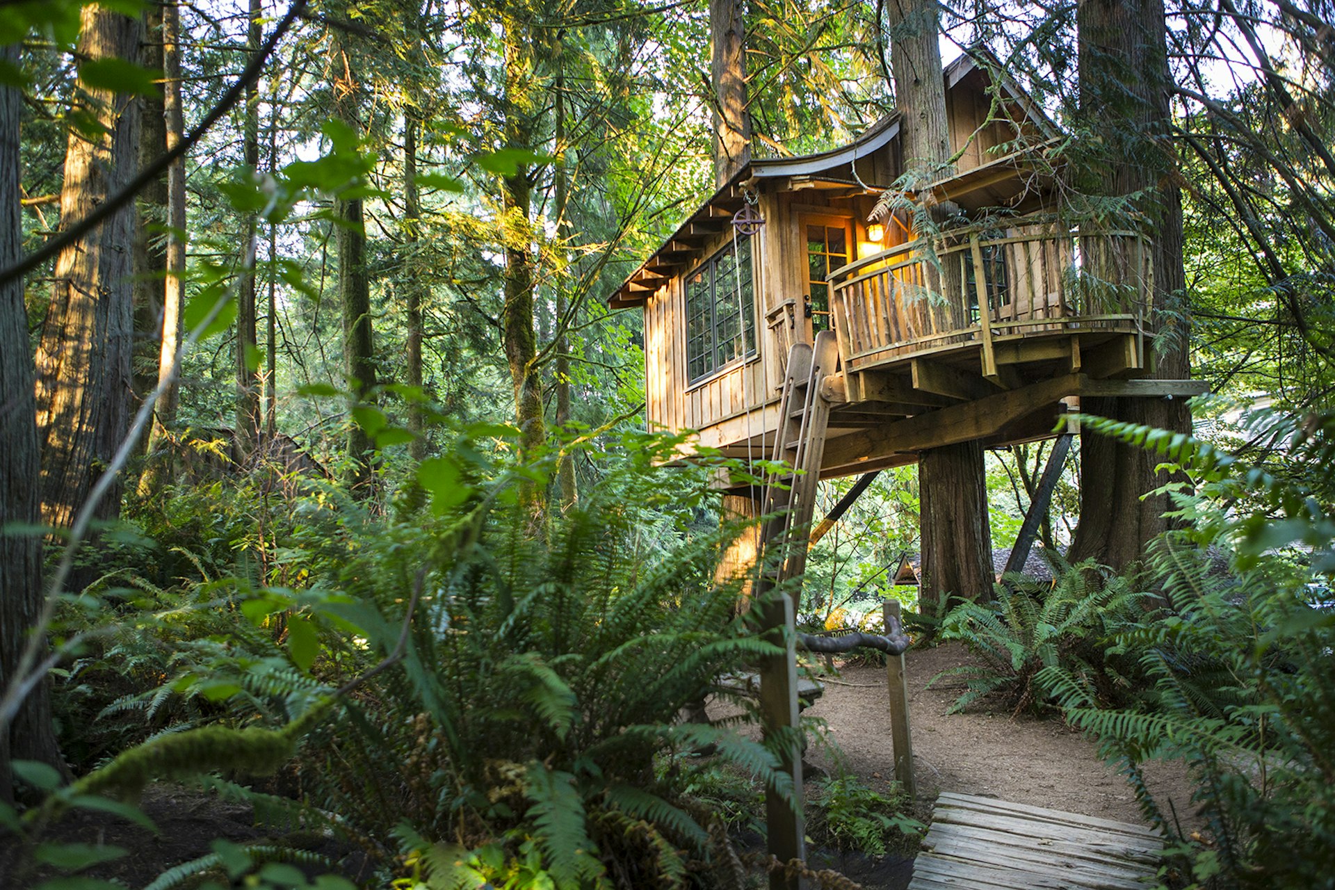 Exterior of one of the lodgings at TreeHouse Point © Adam Crowley (www.adamcrowley.com)