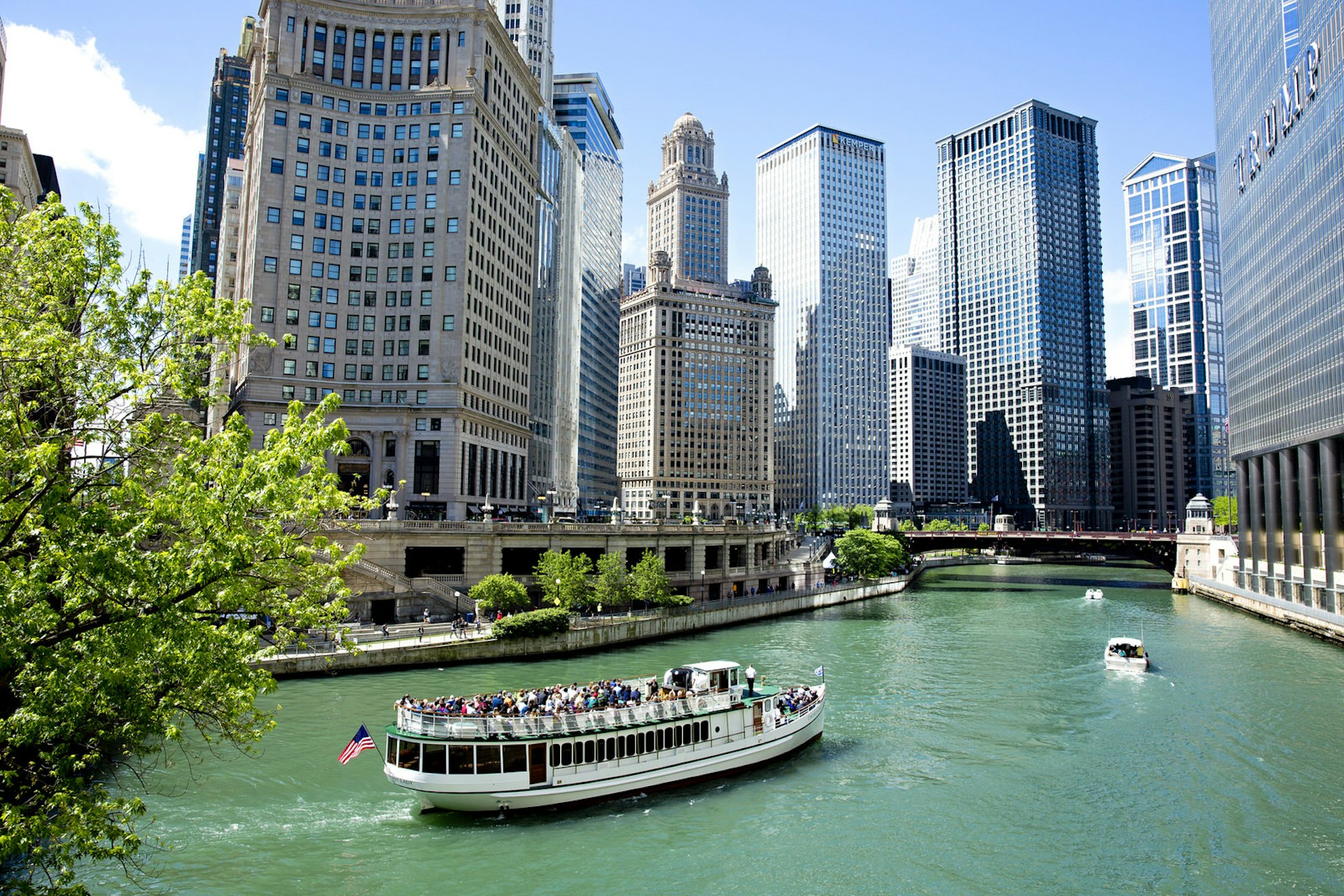 A boat tour on the Chicago River © Iris van den Broek / Shutterstock