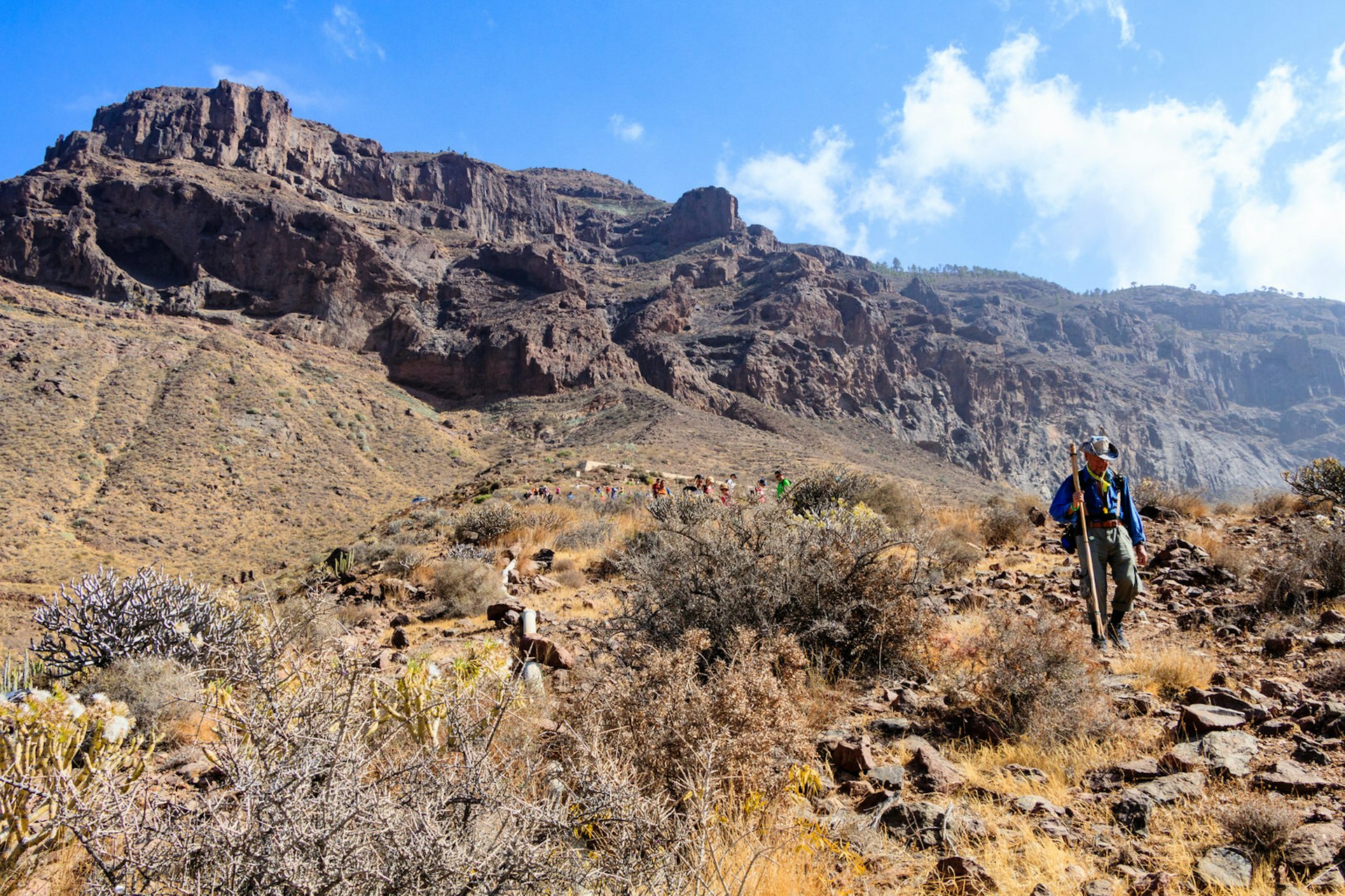 A hiker descending from Montaña del Viso © Gran Canaria Natural and Active