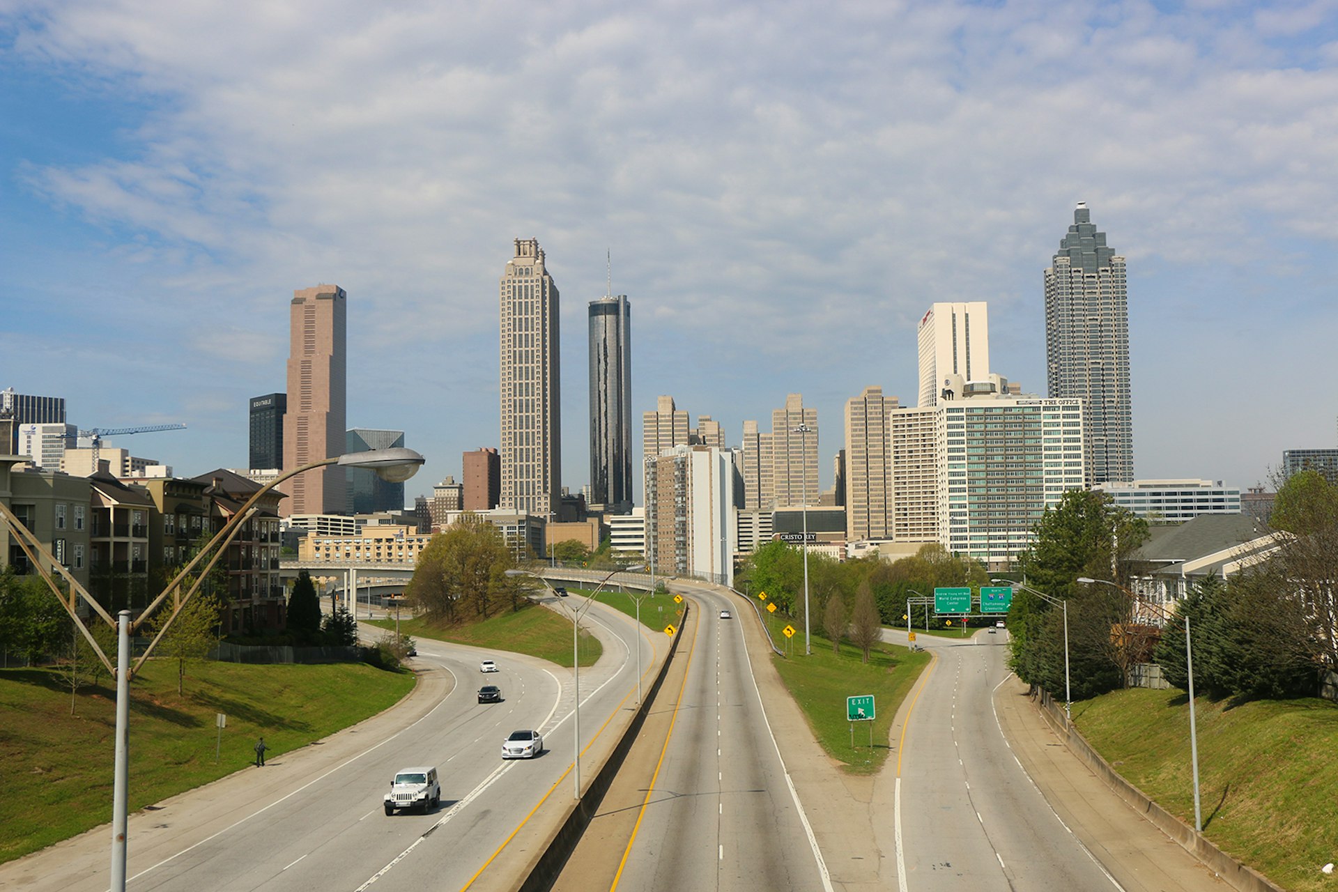 The Atlanta skyline behind a shockingly quiet interstate on a sunny day © Ni'Kesia Pannell / Lonely Planet