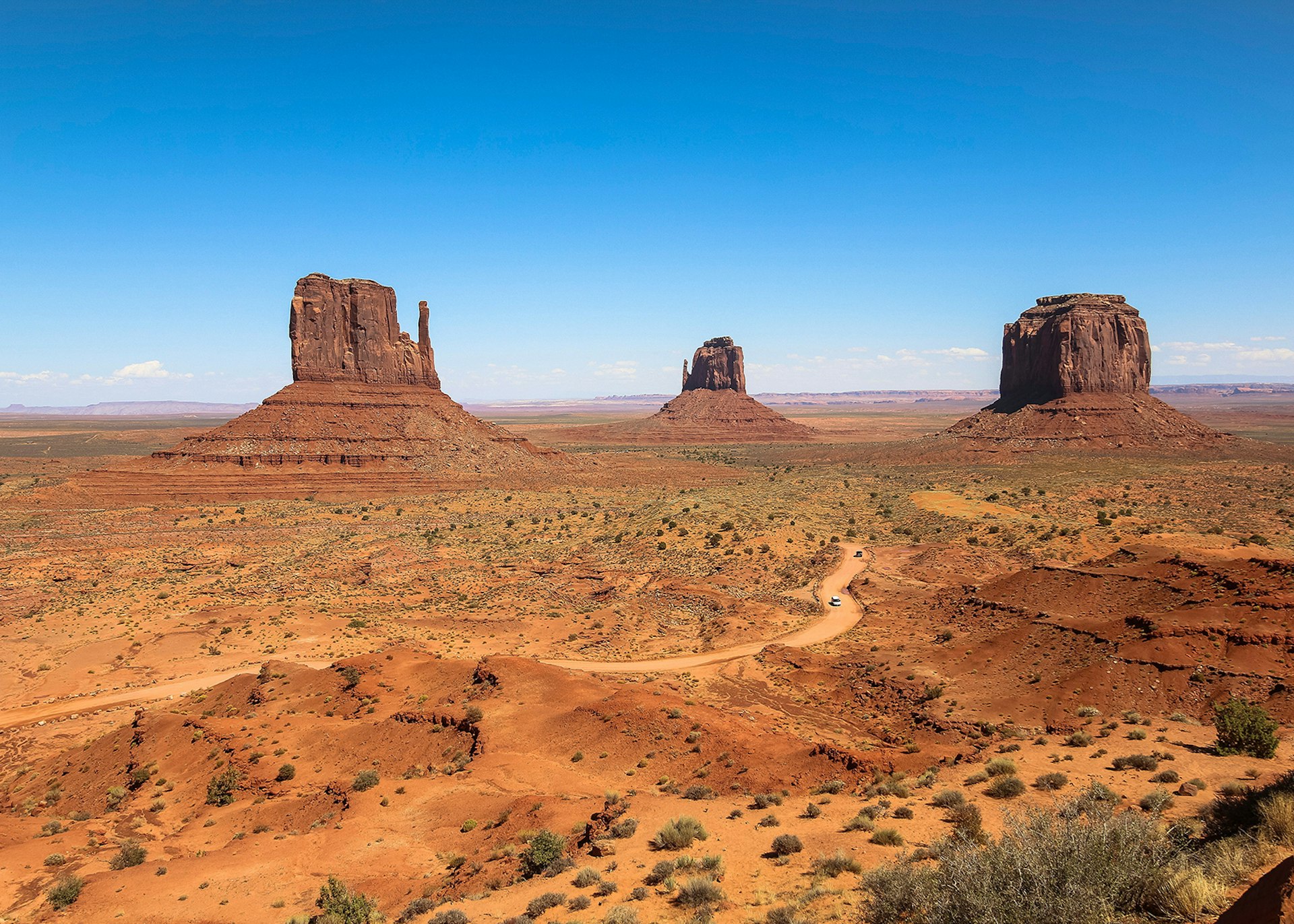 Panoramic view of Utah’s Monument Valley © Picturis / Shutterstock
