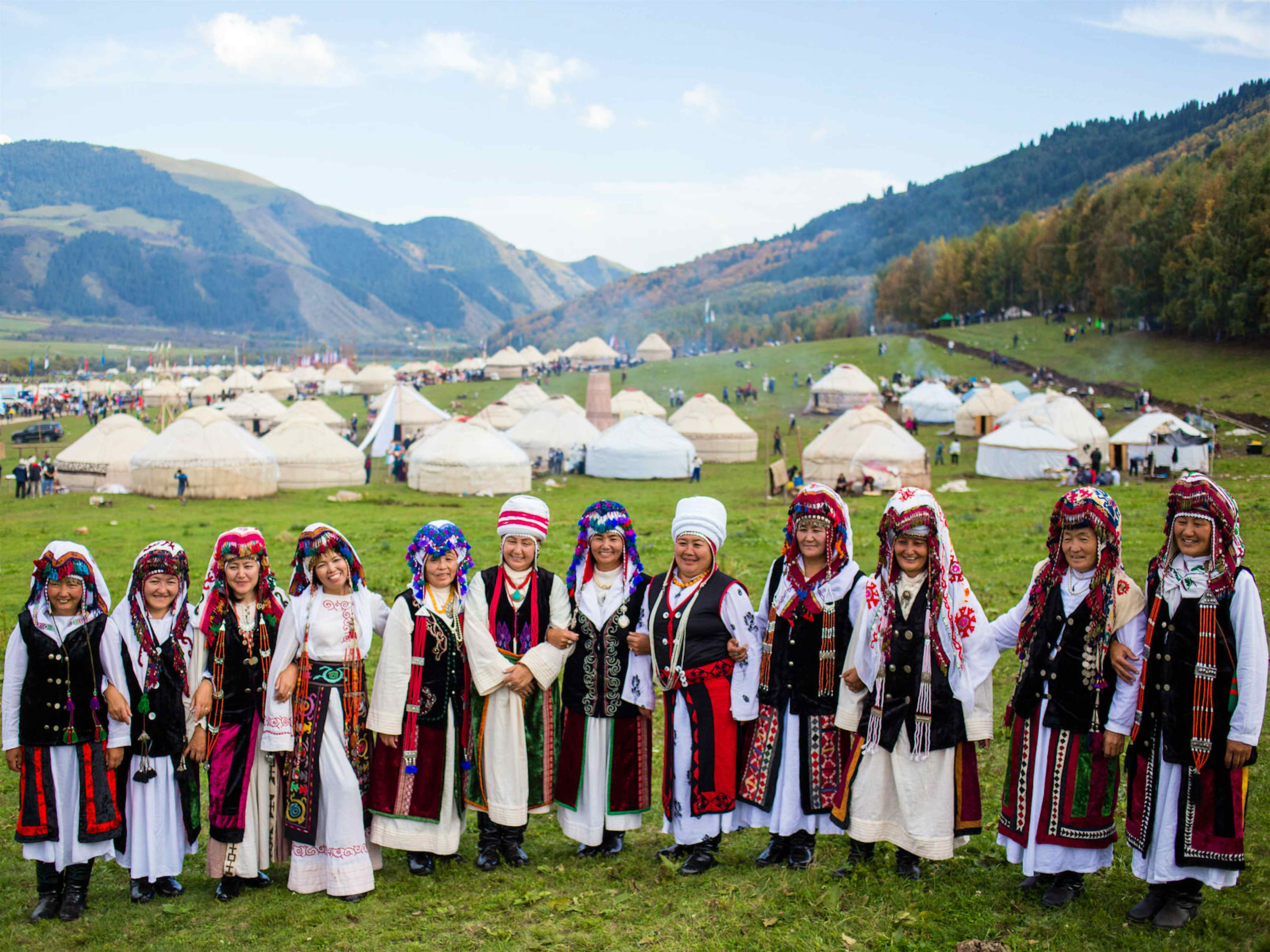 Национальное культурное наследие это. Киргизский национальный костюм. Национальная одежда Киргизии. Культура Киргизии. Киргизские национальные платья.