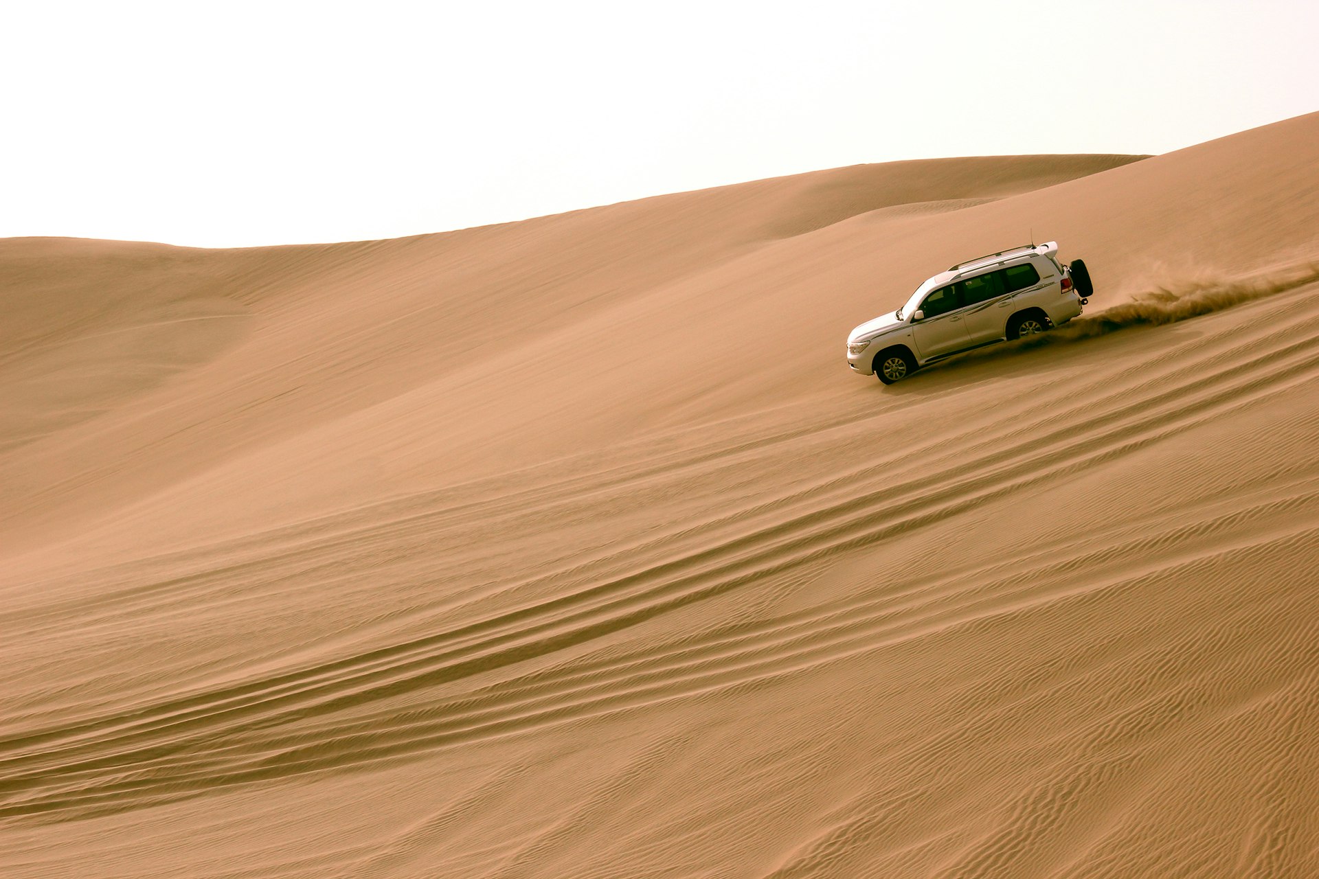 A 4WD through the dunes © Qatar Tourism Authority