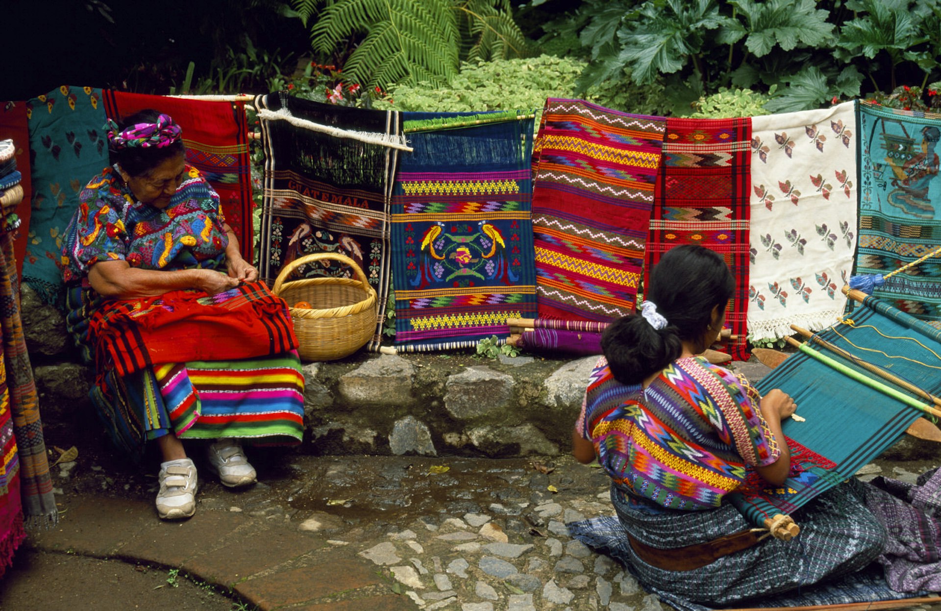 Two women weave in Guatemala © Amar Grover / Getty Images