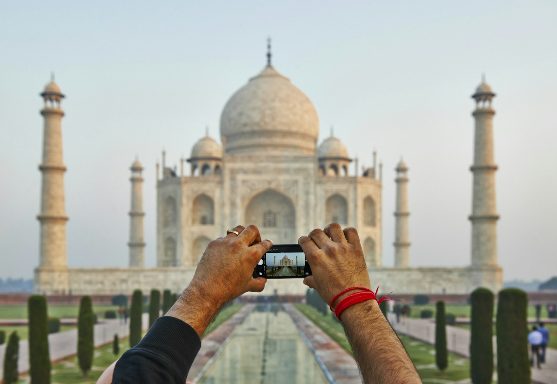A man takes a picture of the Taj Mahal on his smartphone © Juergen Ritterback / Getty Images