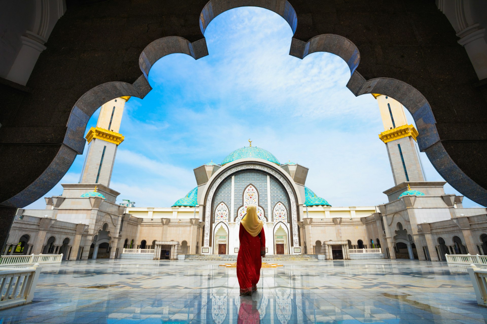 A woman walks into a mosque in Malaysia © Patrick Foto / Getty Images