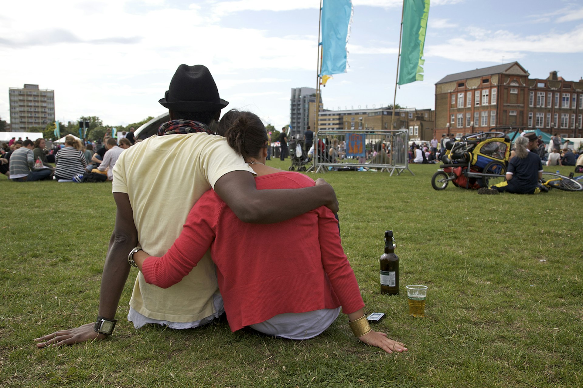 A couple sitting on the grass at a festival in London © Briony Campbell / Getty Images