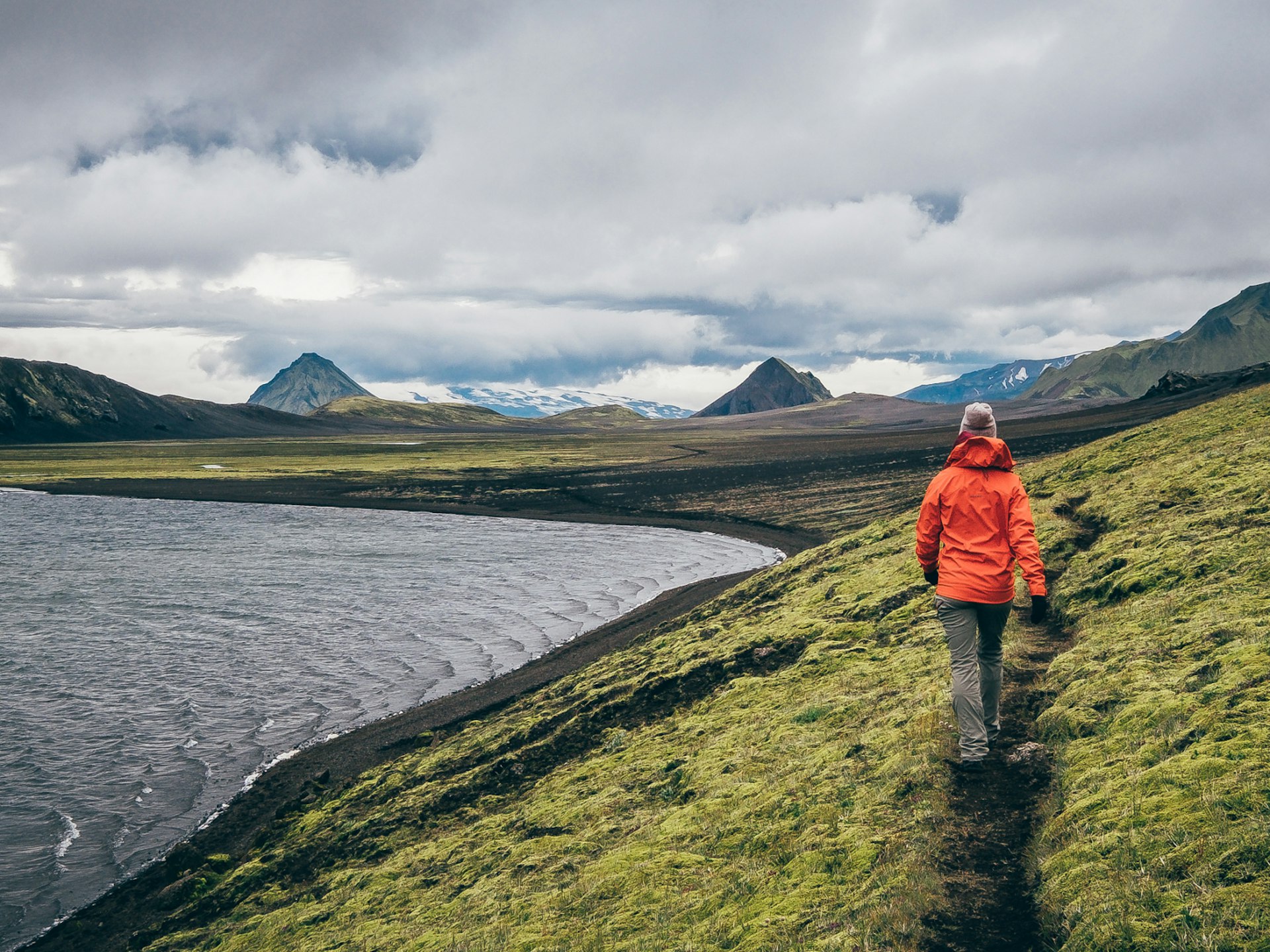 Hiking along the shore of the Alftavatn Lake, along the Laugavegurin hiking trail in Iceland