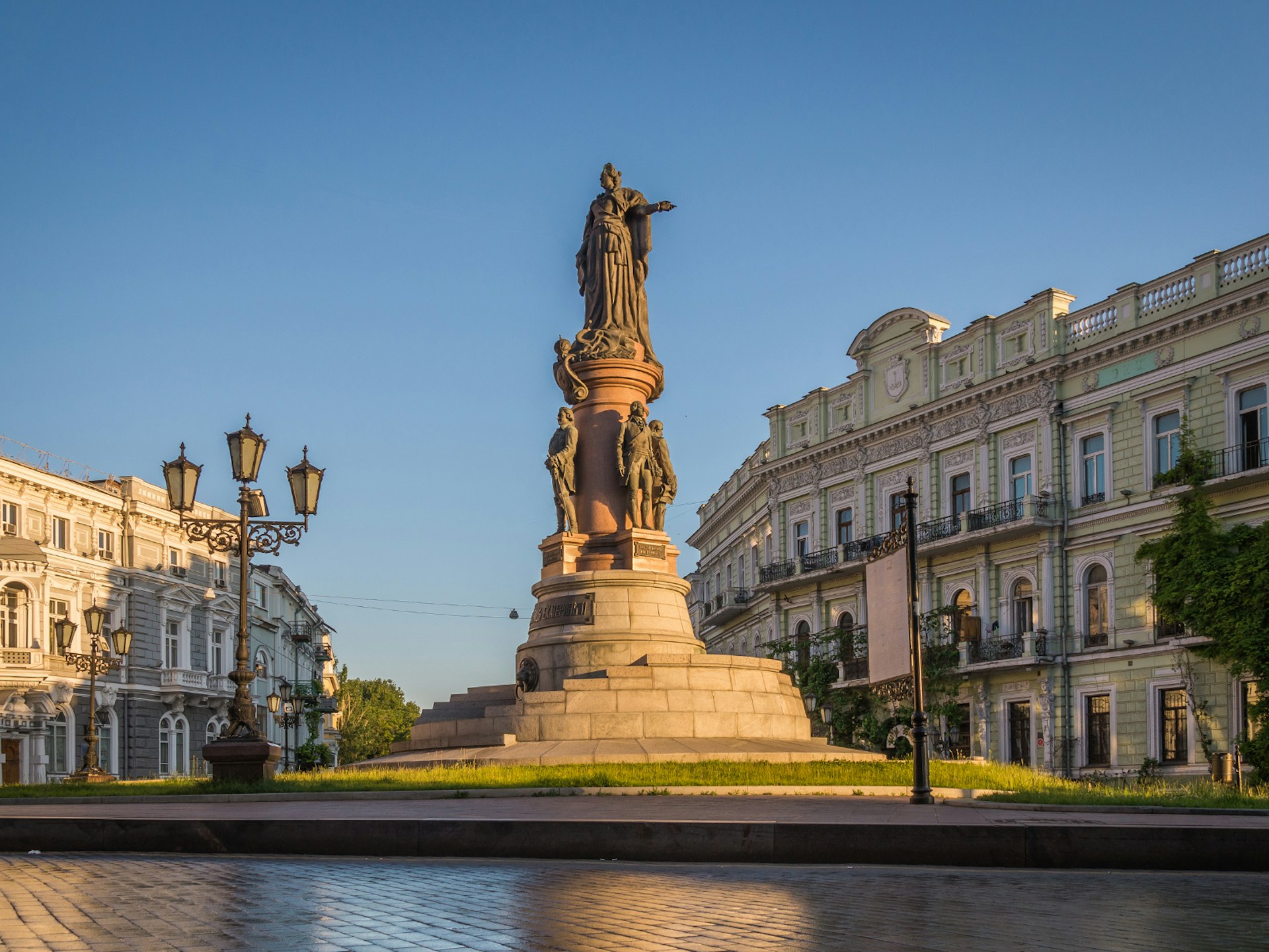 The Monument to the Founders of Odesa, with Catherine the Great pointing towards the harbour © Multipedia / Shutterstock