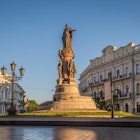 The Monument to the Founders of Odesa, with Catherine the Great pointing towards the harbour @ Multipedia / Shutterstock