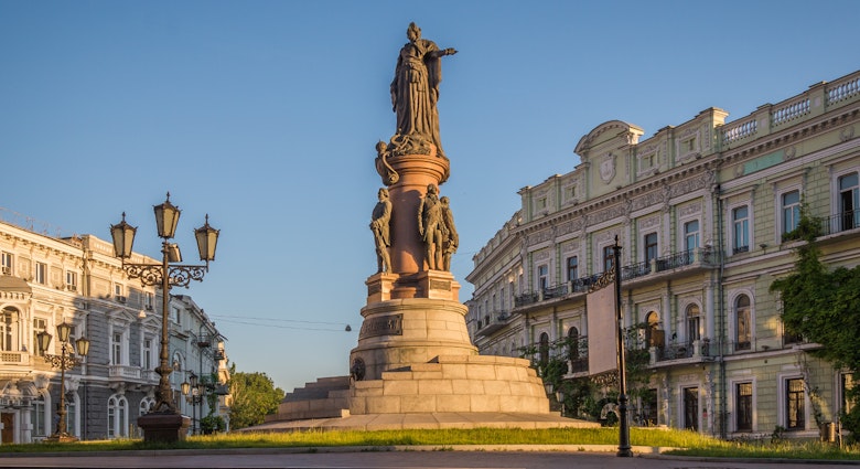 The Monument to the Founders of Odesa, with Catherine the Great pointing towards the harbour @ Multipedia / Shutterstock