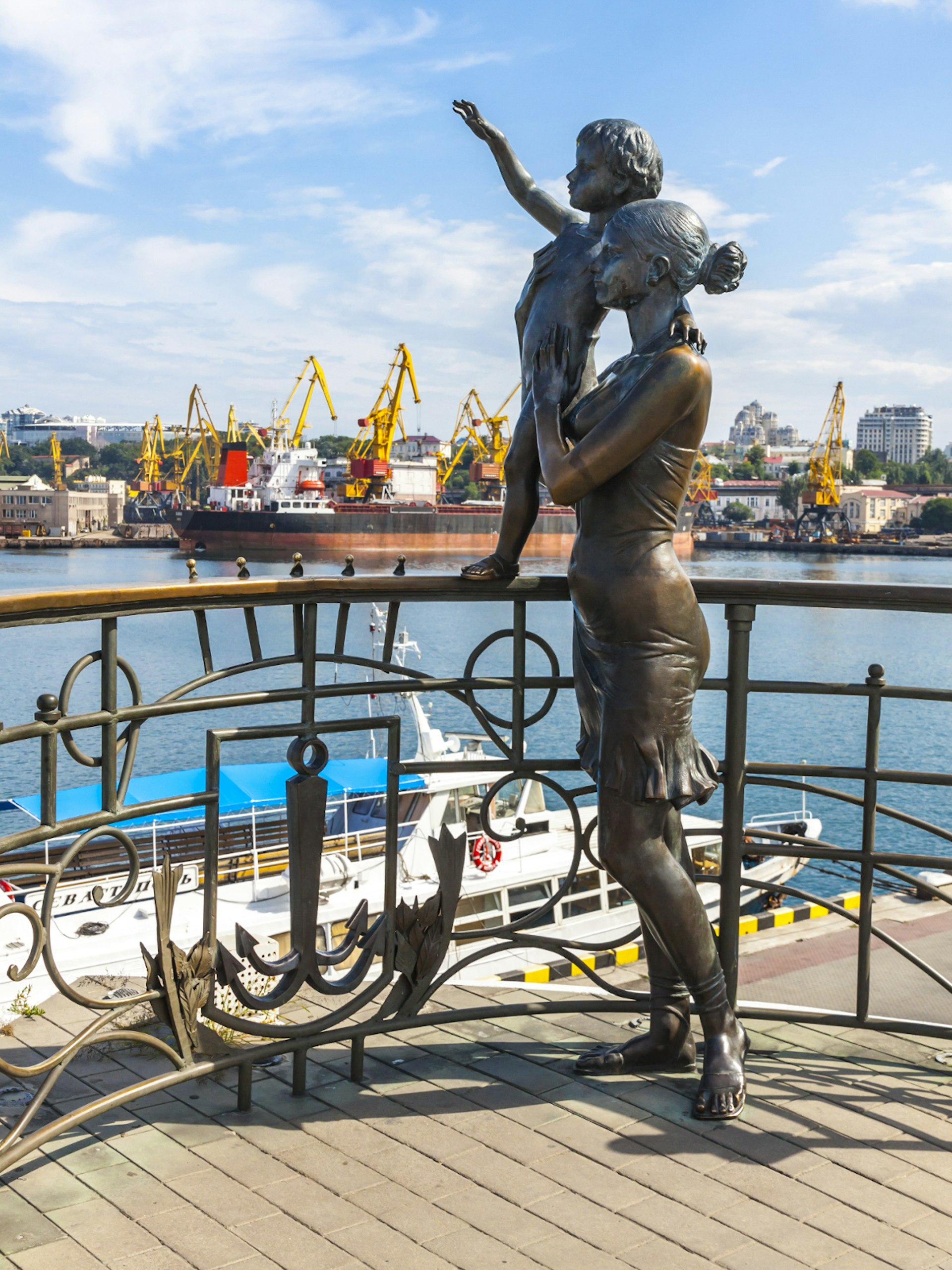 The Monument of Sailor's wife in Odesa harbour, Ukraine's biggest commercial port © katatonia82 / Shutterstock 