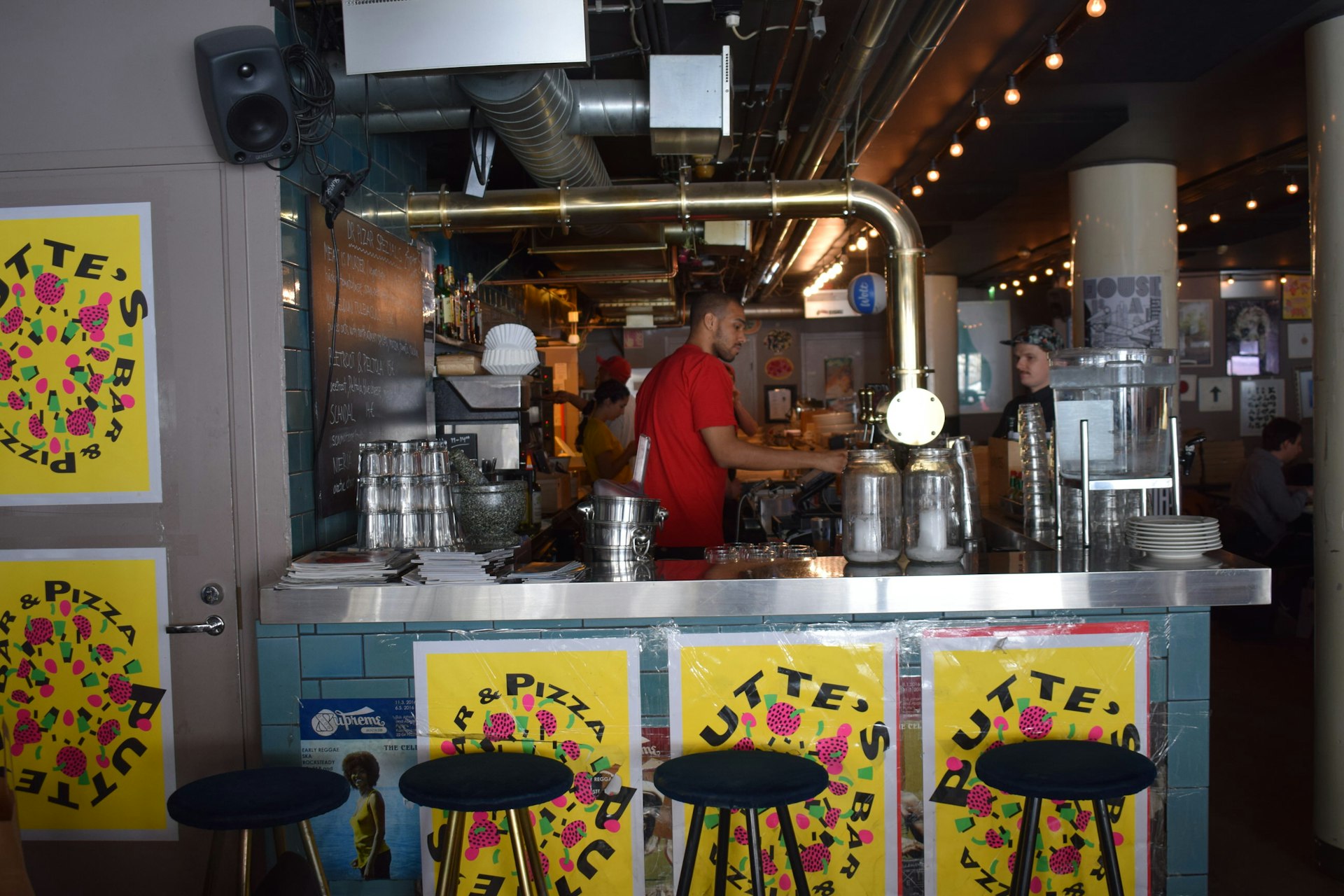 A member of staff working behinf the stainless steel counter at Putte's Pizza © Violetta Teetor