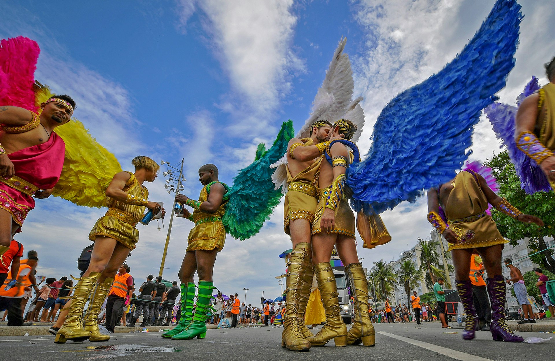 Men dressed as angels kiss at Rio de Janeiro's Pride festiavl© CARL DE SOUZA / Getty Images
