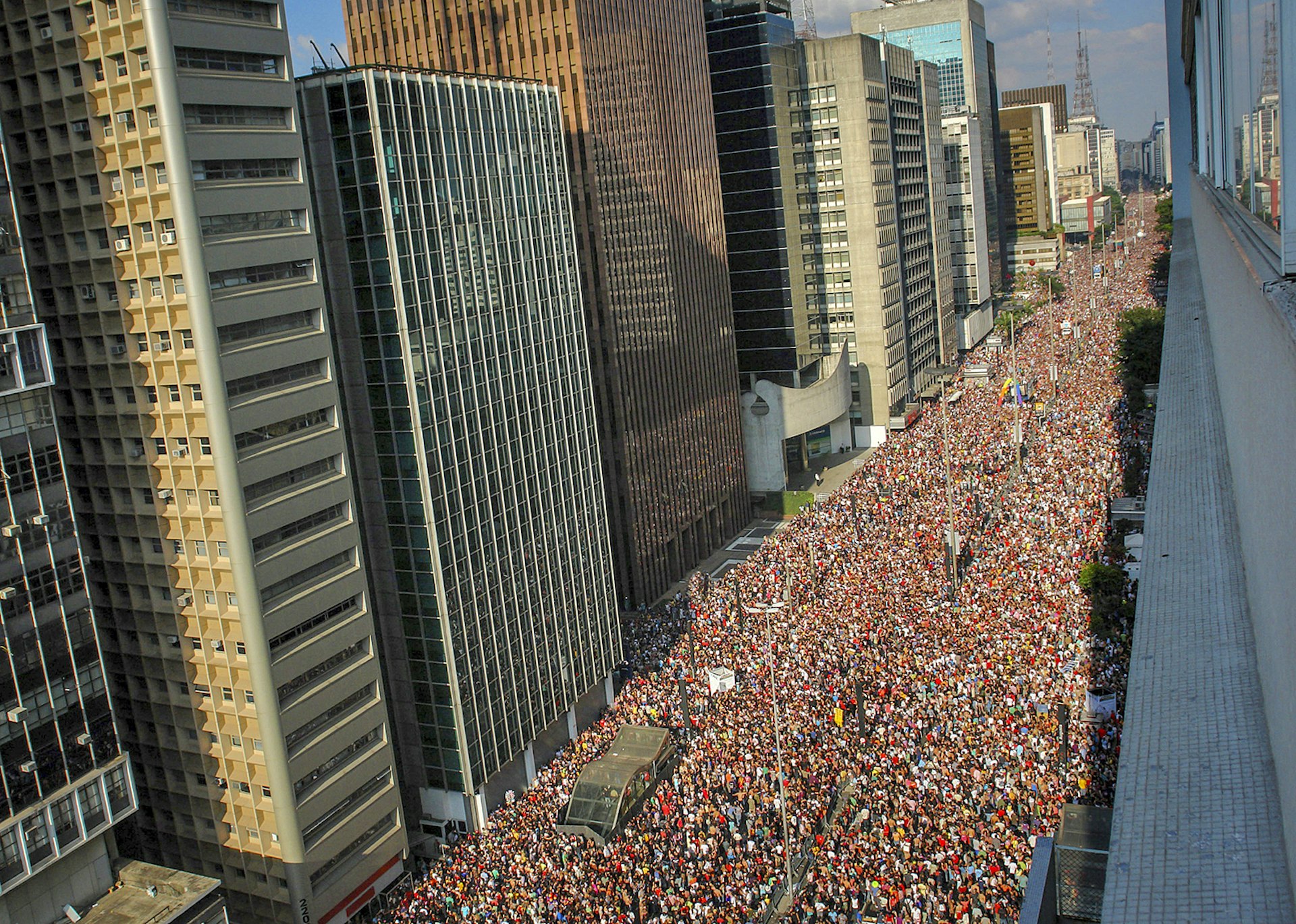Thousands of people wind downS ão Paulo's Paulista Avenue © Rubenschavez / Getty Images