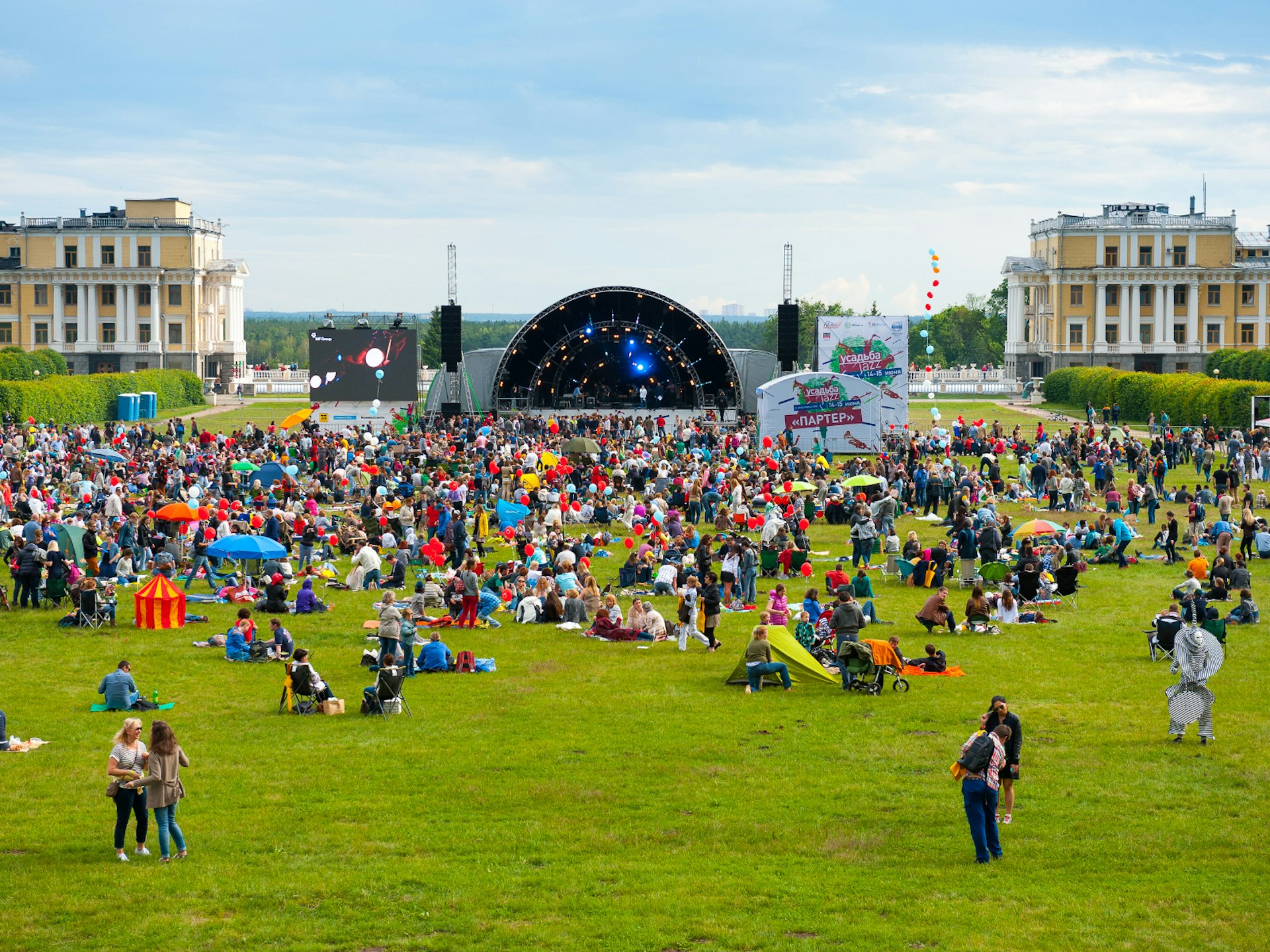 An open-air concert during Usadba Jazz festival at the Arkhangelskoe Estate © Anton Gvozdikov / Shutterstock