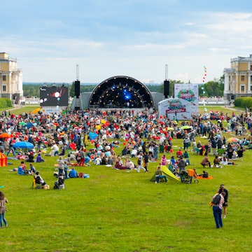 People attend open-air concert during Usadba Jazz festival at the Archangelskoye Estate @ Anton Gvozdikov / Shutterstock