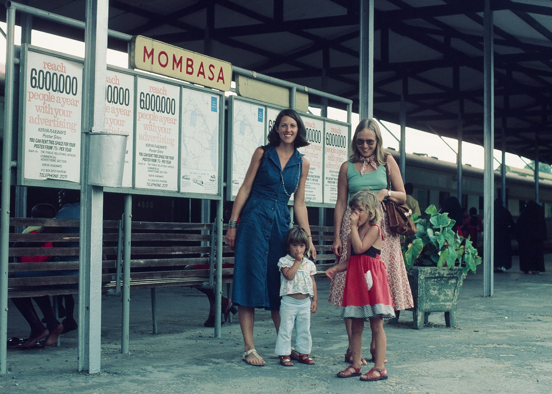 Marcia and Elizabeth Gordon, left, at the train station in Mombasa, Kenya, in 1985 © Elizabeth Gordon