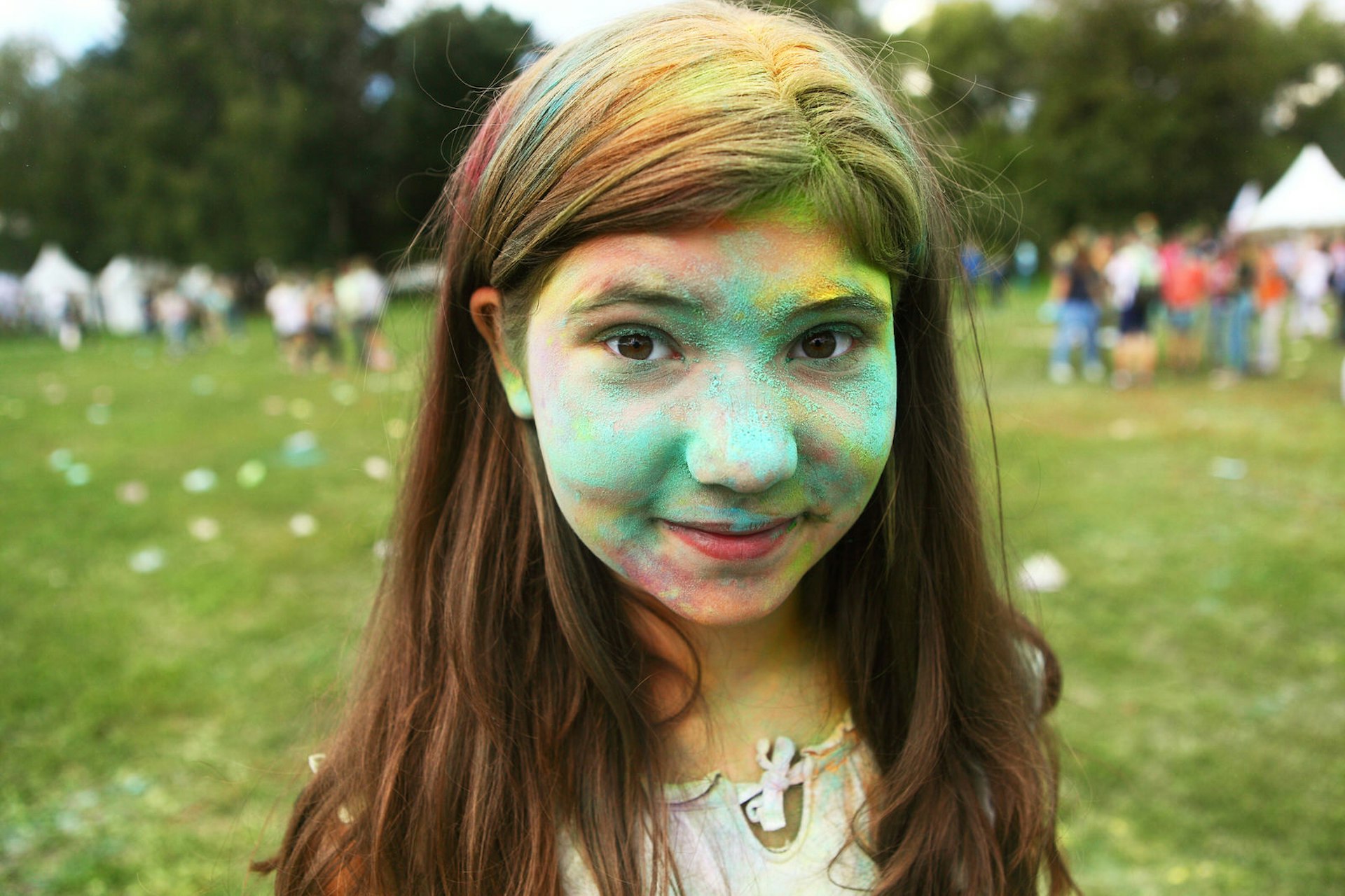 Little girl with face paint at festival© Lapina / Shutterstock