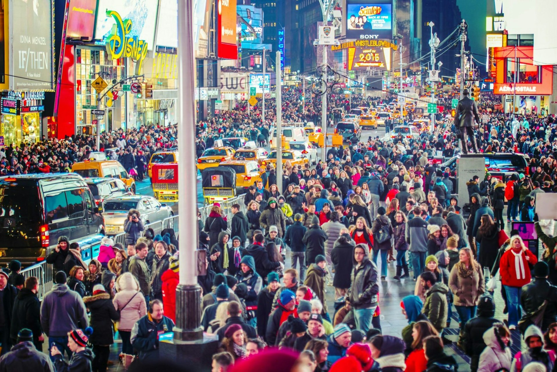 Mass, colourful crowds flood the streets of central New York © Alexander Image / Shutterstock