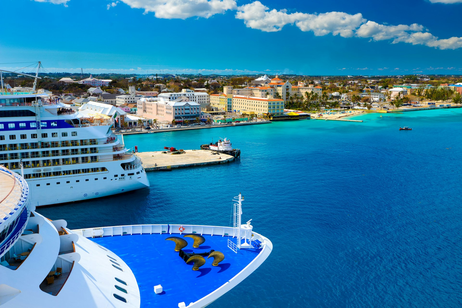 Cruise ships at Nassau, Bahamas © Costin Constantinescu / Shutterstock