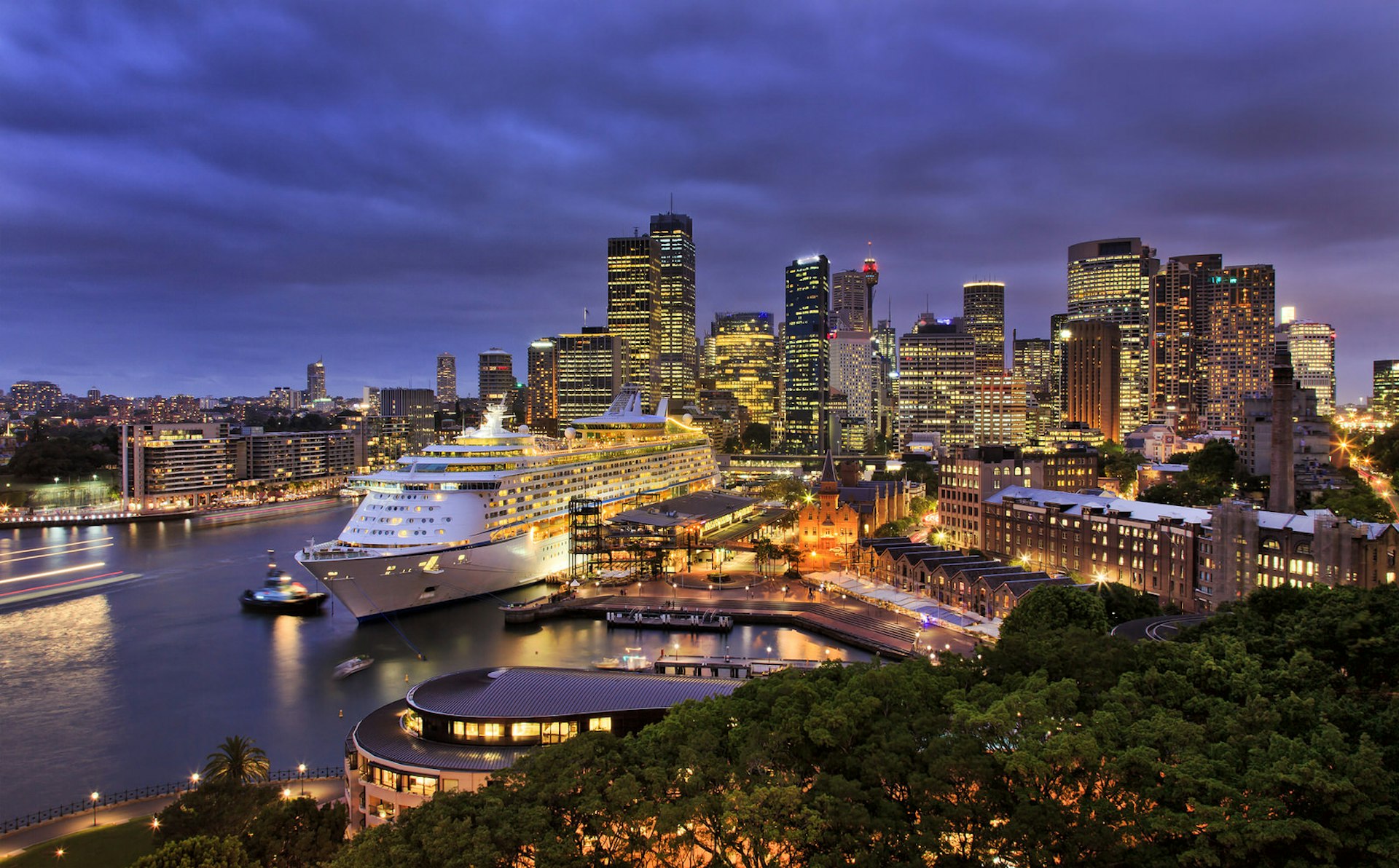 Sydney Harbour at sunset © Taras Vyshnya / Shutterstock