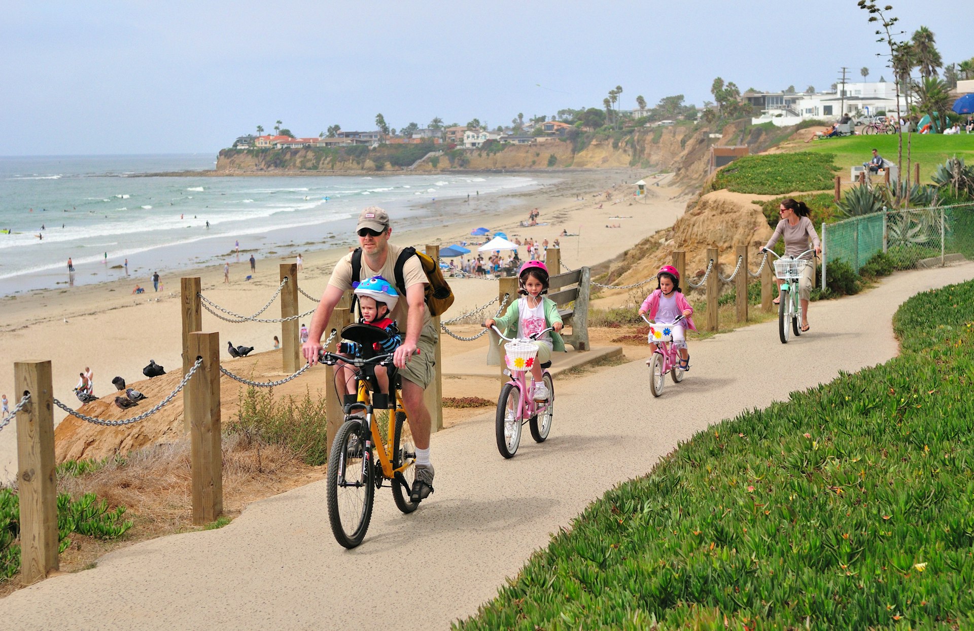 Family bikes near Scripps Park in La Jolla © San Diego Tourism Board