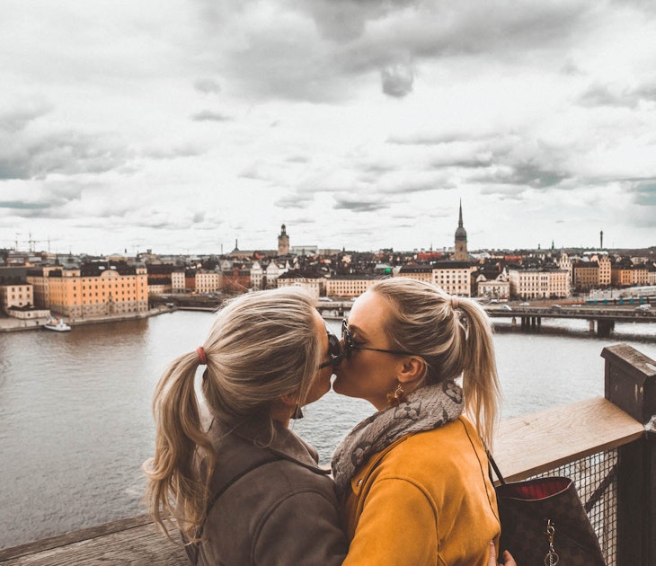 Features - Kissing with Stockholm View