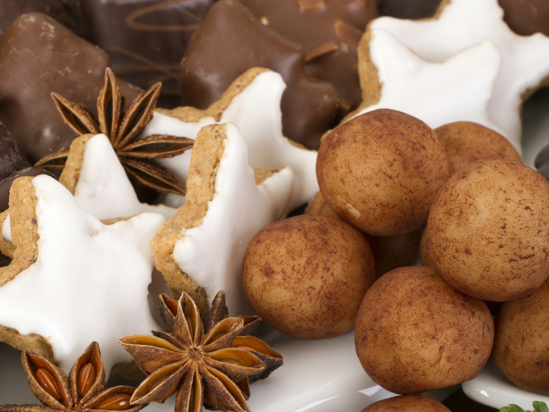 Potato-like balls of Marzipankartoffeln on a Christmas display © Ulrich Willmunder / Shutterstock